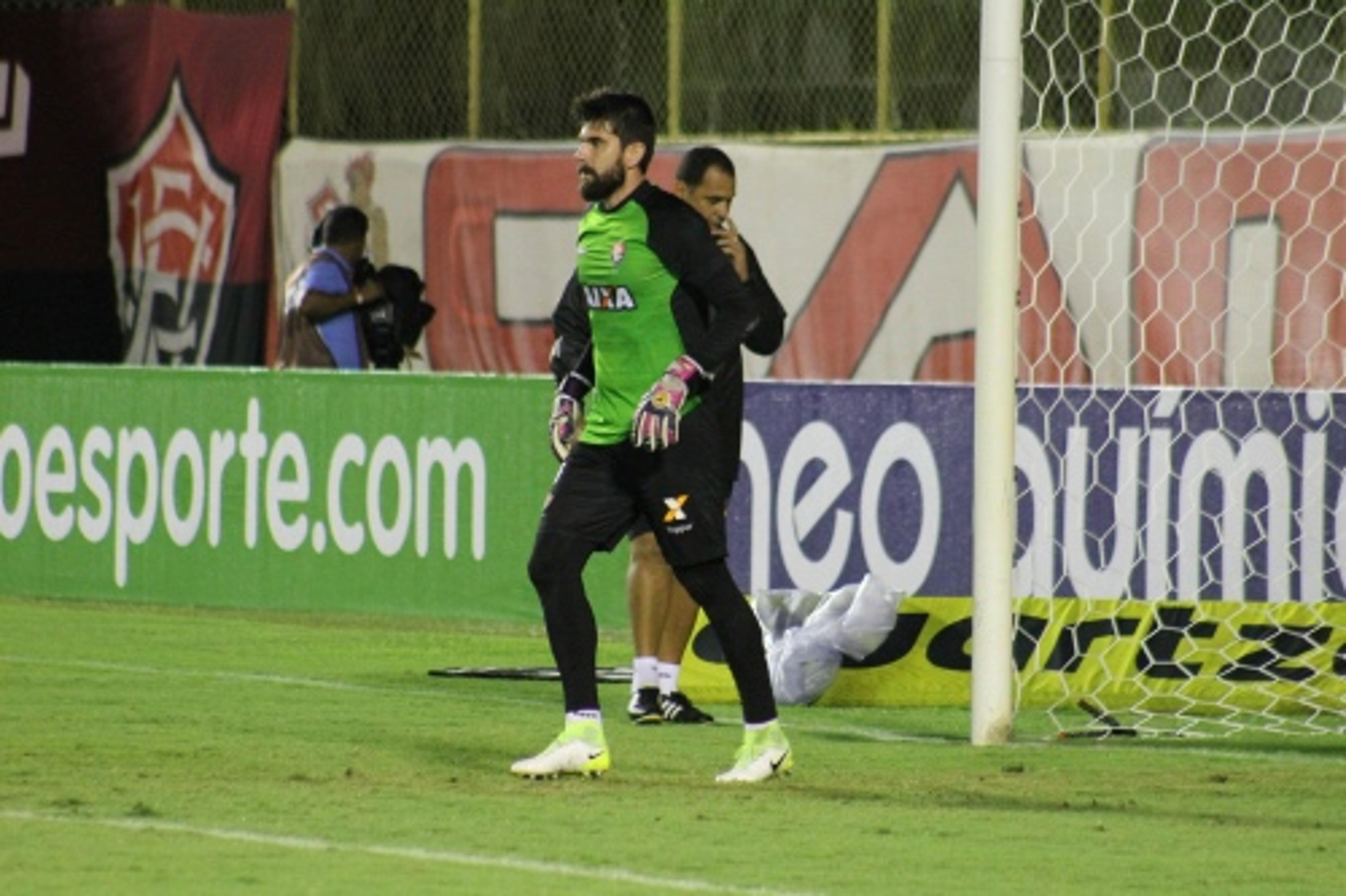 “A postura do clube precisa ser diferente em todos os sentidos”, afirma goleiro do Vitória