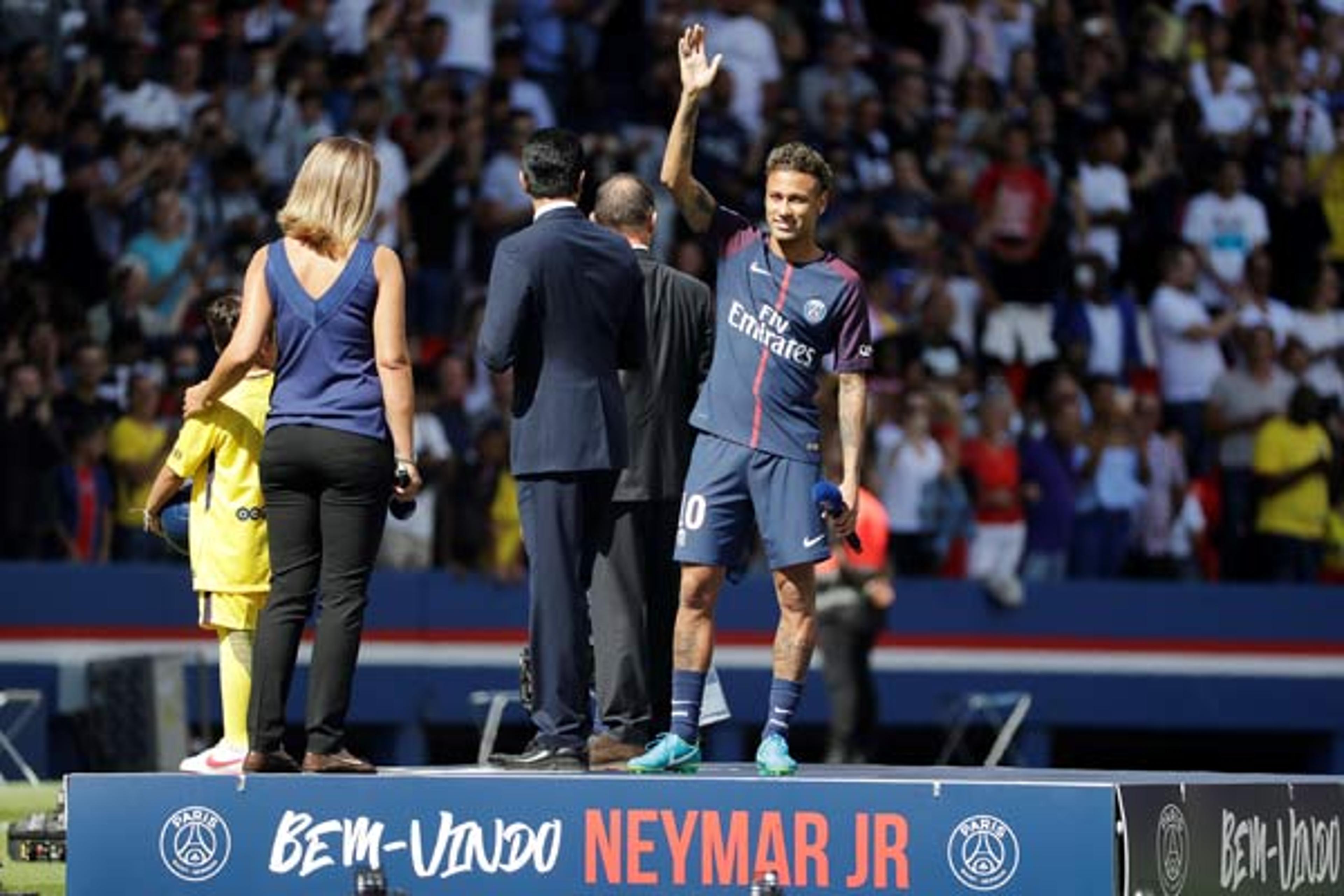 Neymar é apresentado à torcida do PSG: ‘Vim para fazer história’