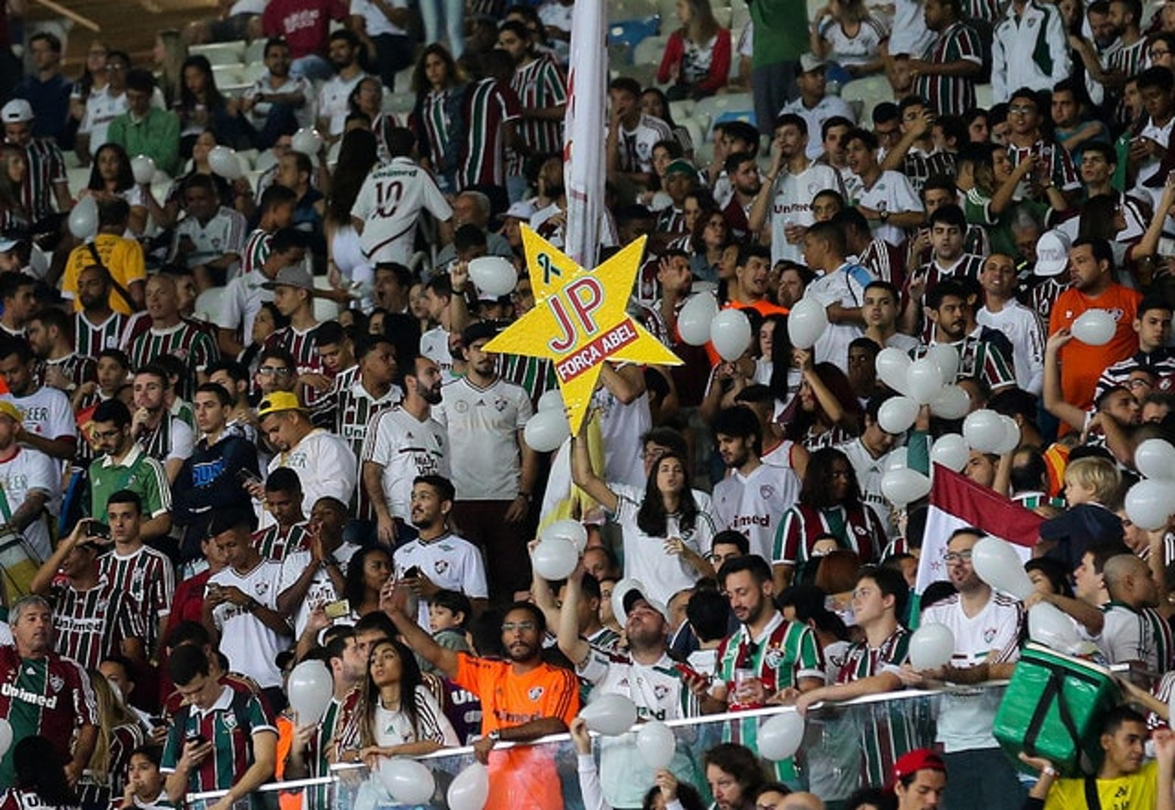 Abel recebe homenagem emocionante da torcida do Fluminense; veja