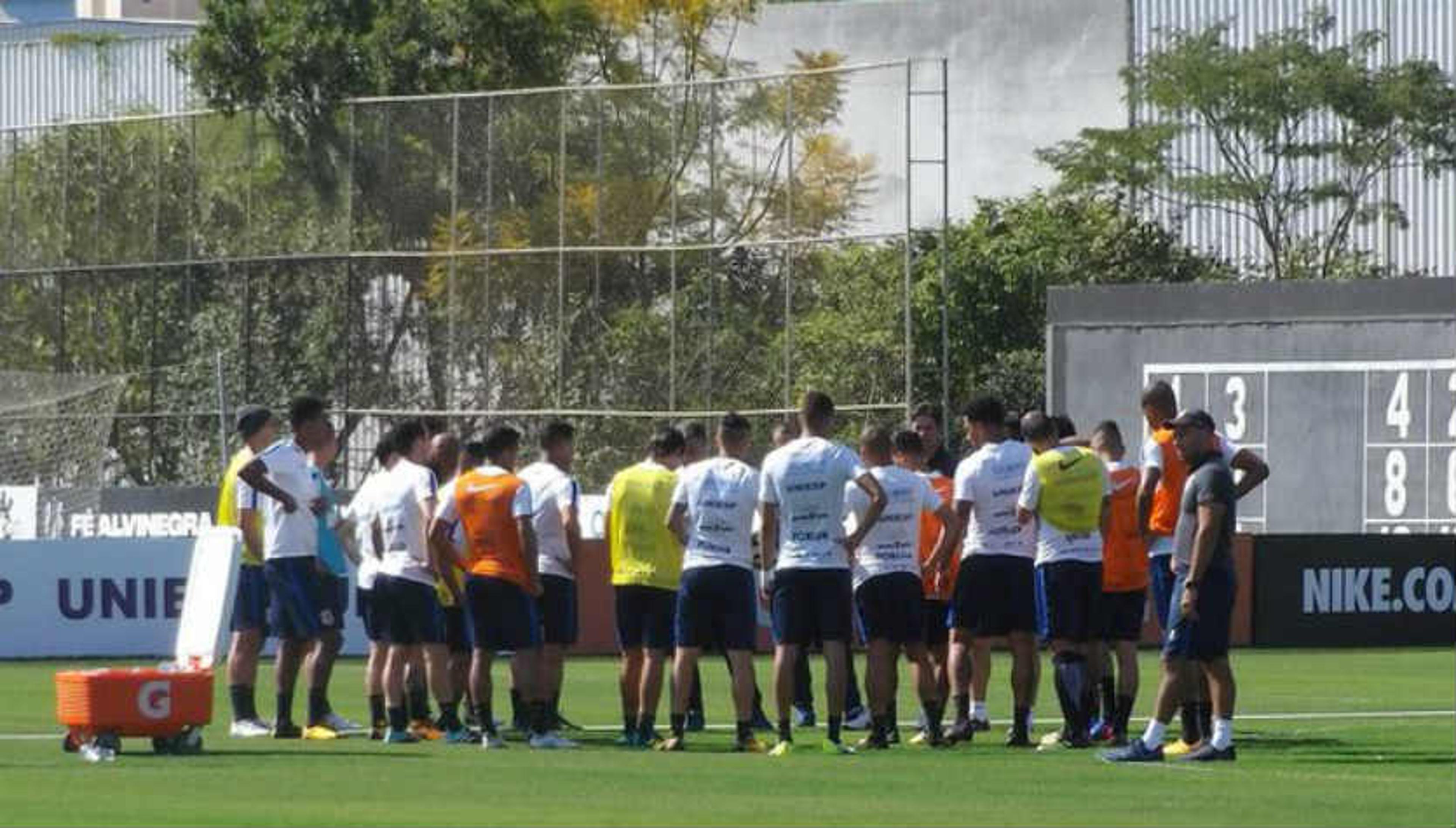 Jadson já aparece em campo, mas só observa esboço titular do Corinthians