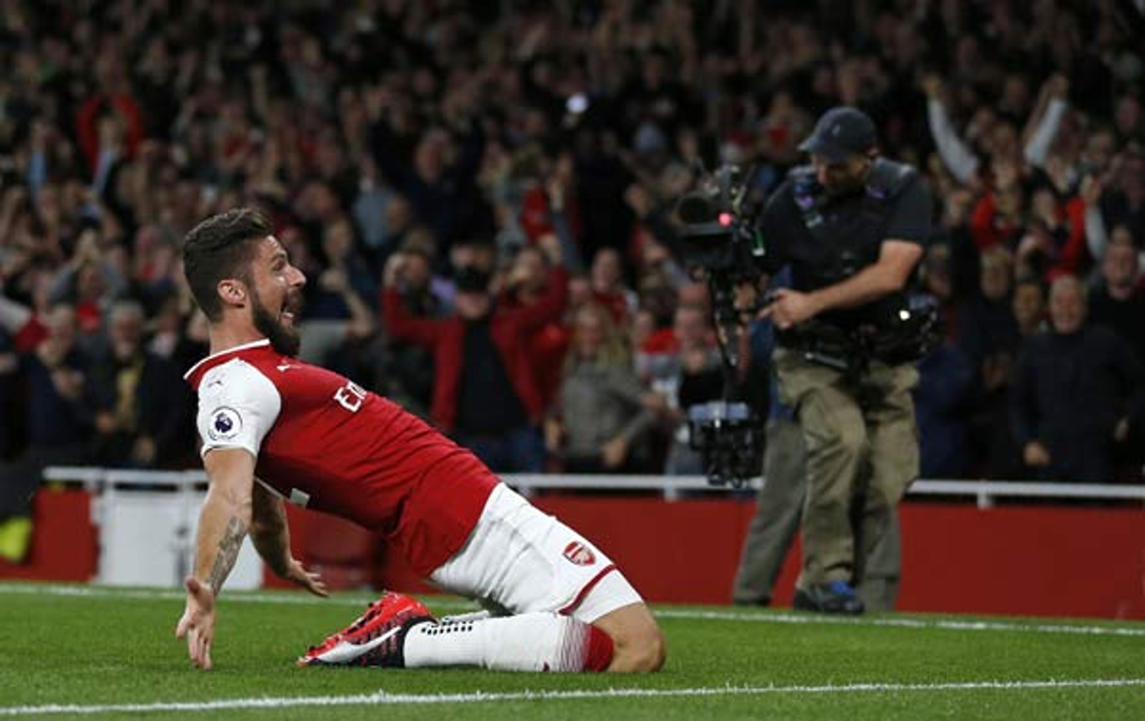 Em jogo agitado, Giroud marca no fim e Arsenal vence o Leicester em casa