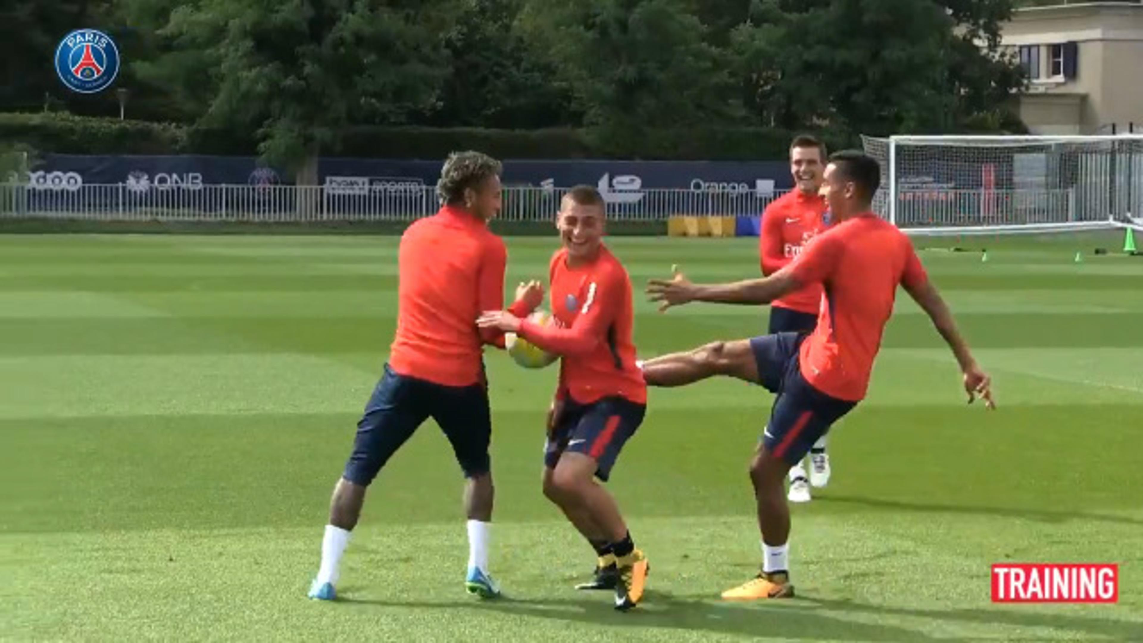 Entrosados! Neymar e Verratti fazem tabela de peito em treino do PSG; assista!