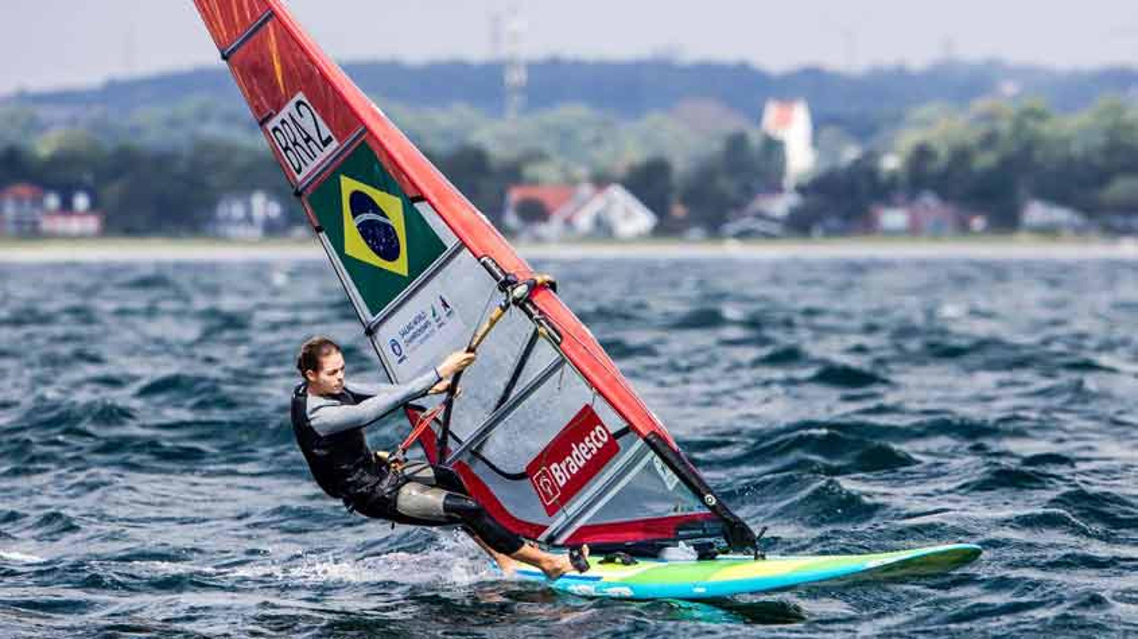 Vela: Martine e Kahena vão à regata decisiva na liderança, e Patrícia Freitas termina em décimo lugar