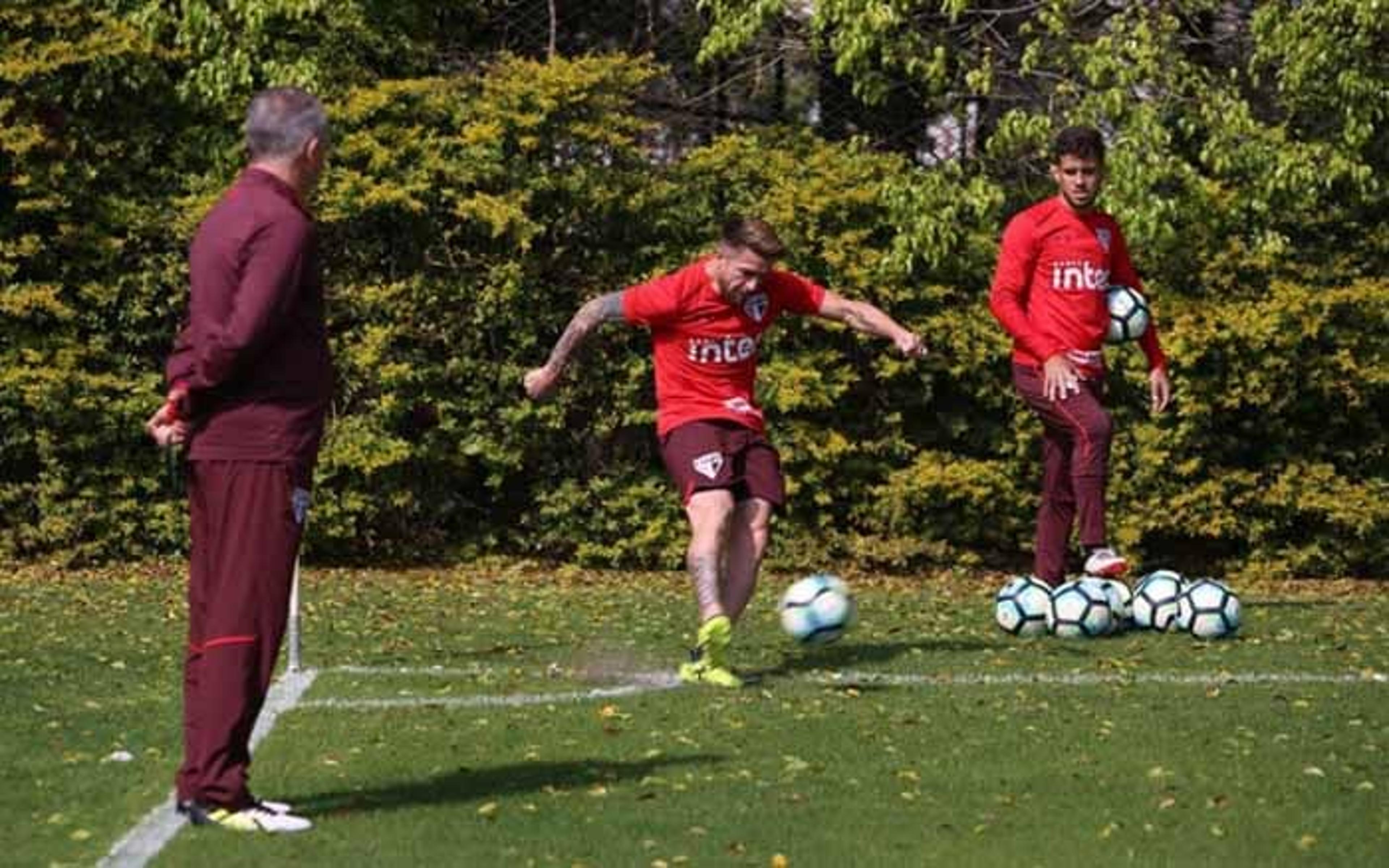 Dorival trabalha bola parada e confirma escalação do São Paulo