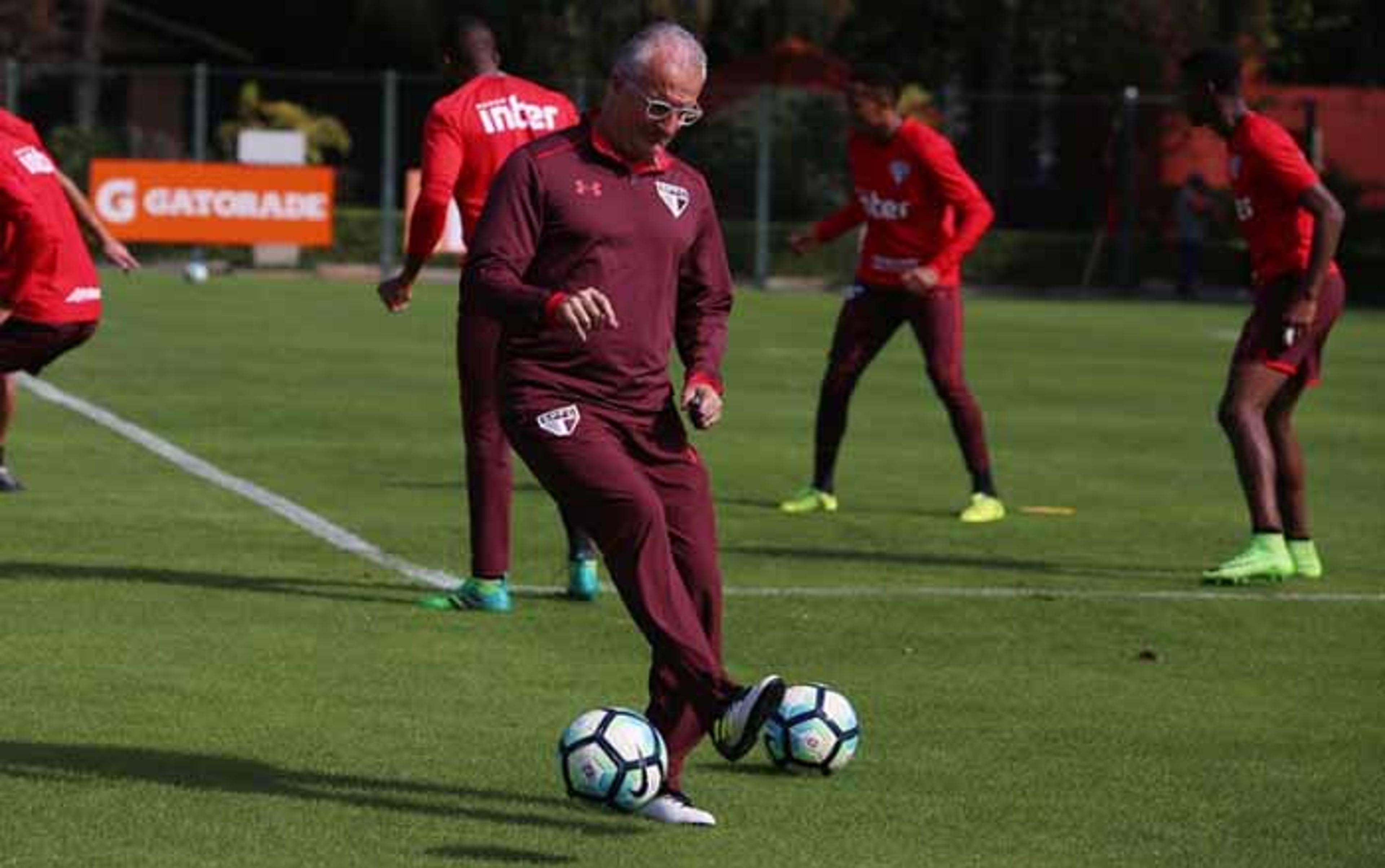 Dorival esconde time, treina bola parada e antecipa concentração