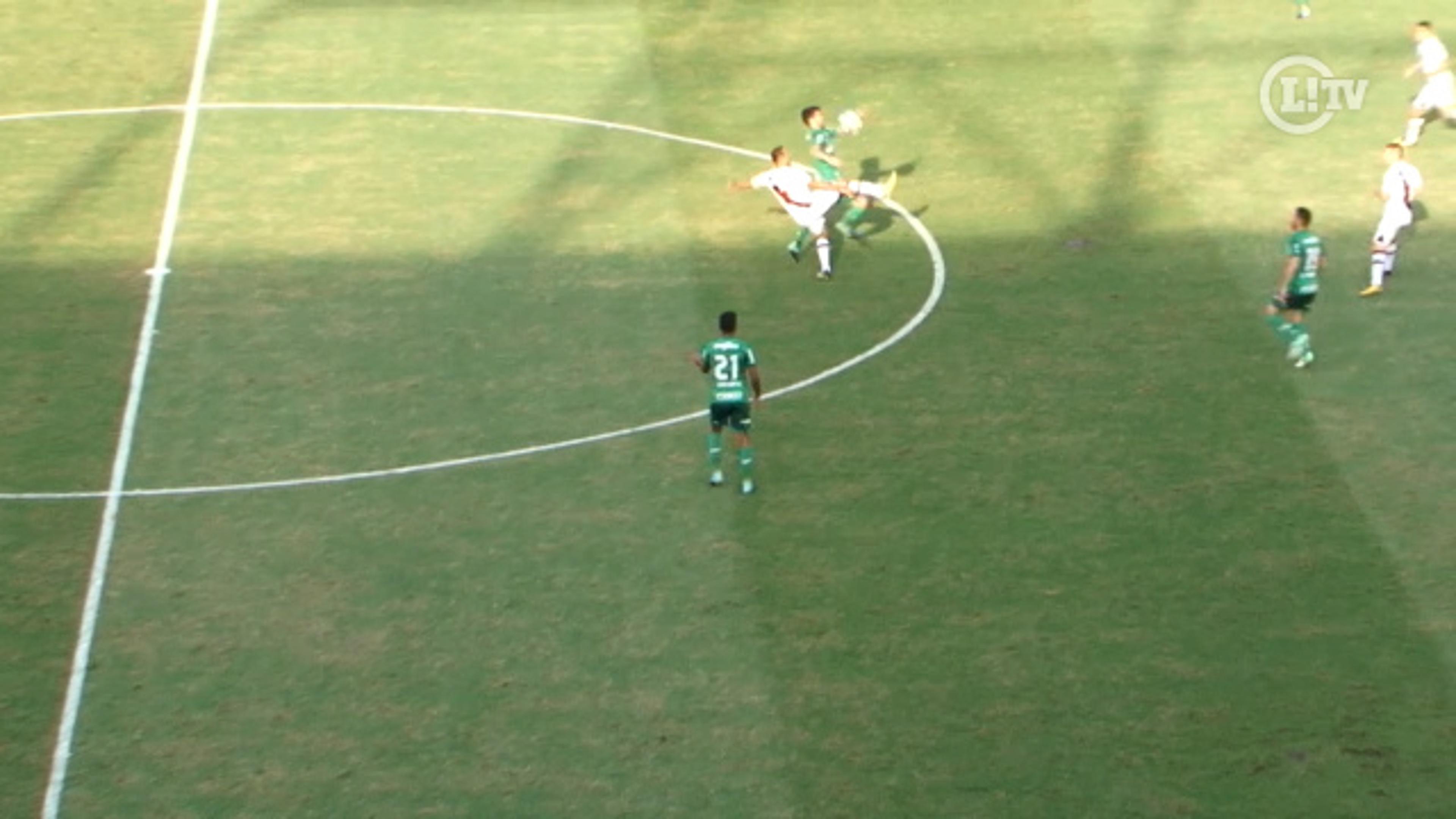 VÍDEO: Luis Fabiano dá chapéu em Luan e levanta torcida do Vasco