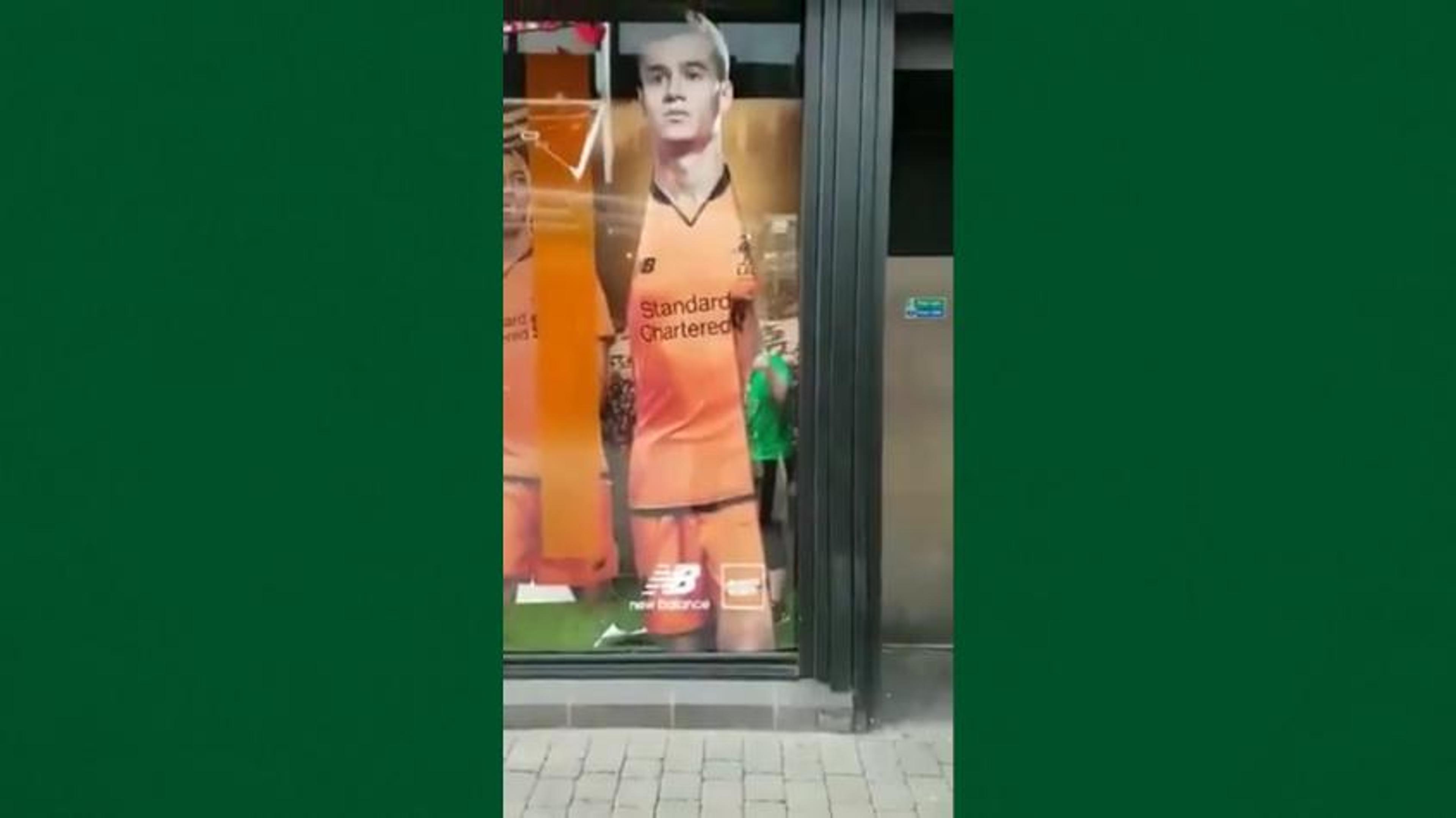 Partiu, Barça? Funcionária aparece retirando imagem de Coutinho da vitrine; veja