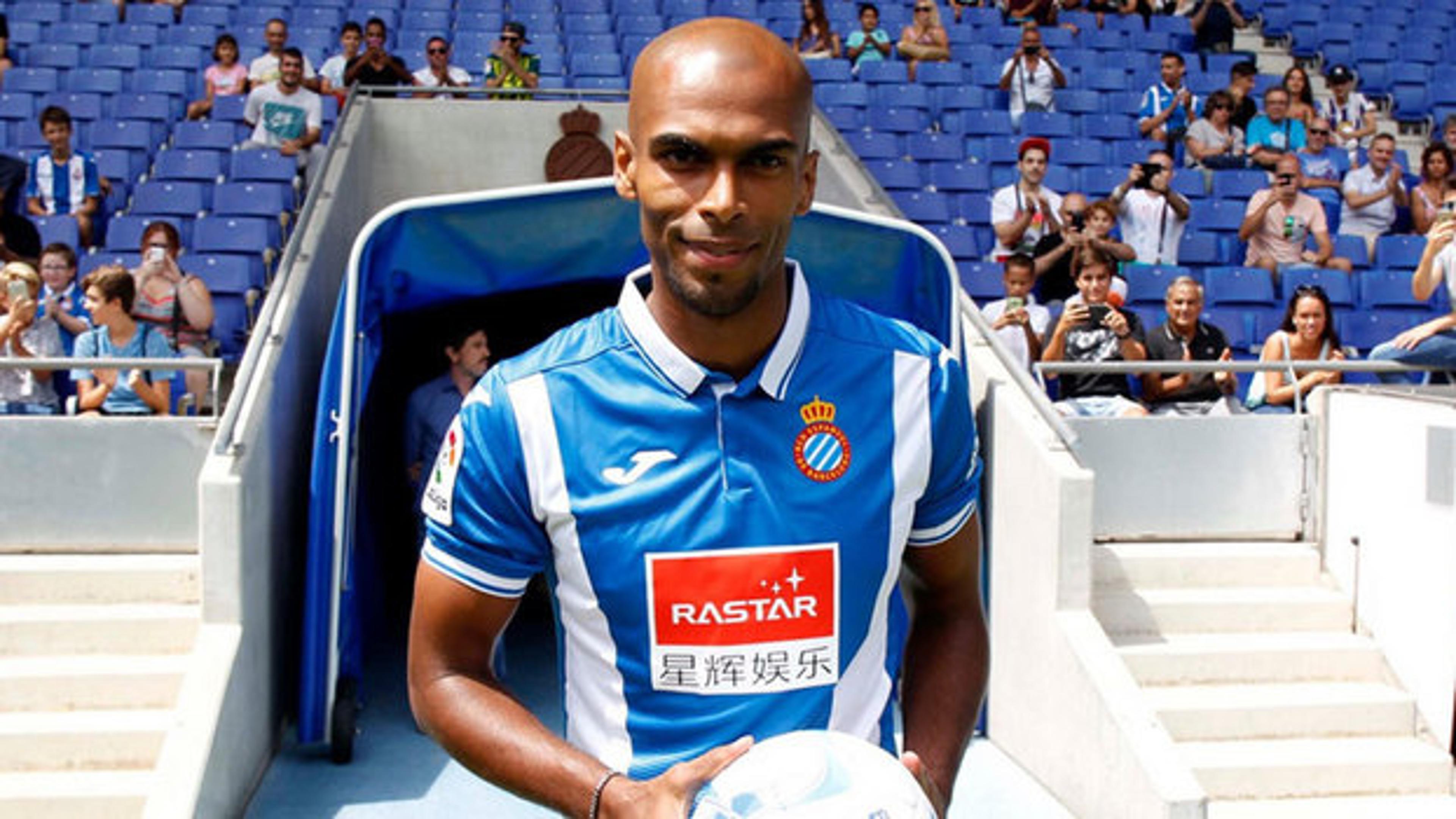 Naldo é apresentado no Espanyol: ‘Espero dar muitas alegrias ao clube’