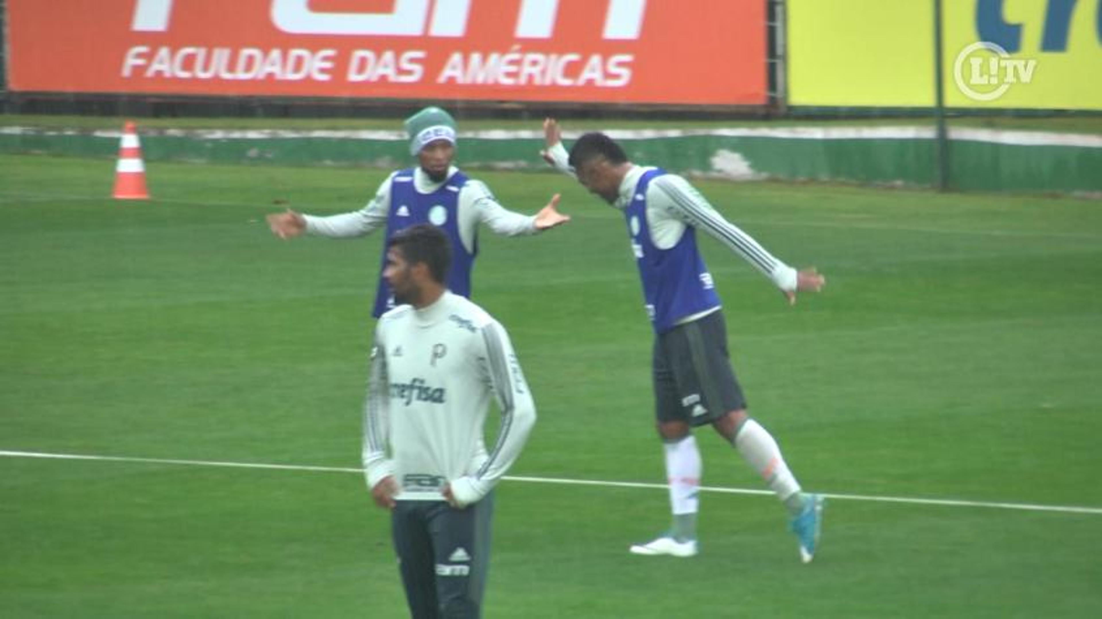 Borja aproveita ‘presente’ de Luan e comemora em treino do Palmeiras; assista