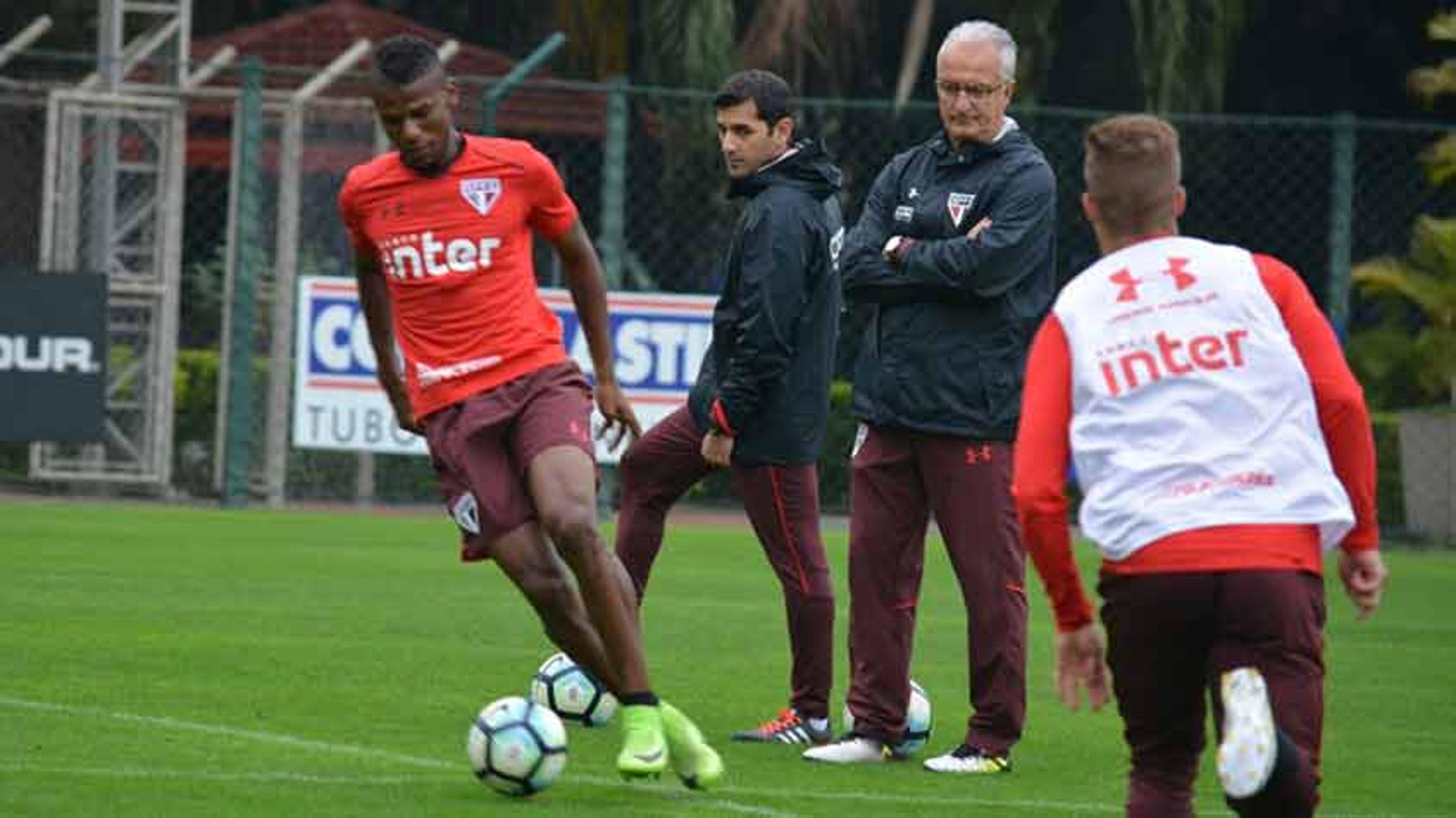 Dorival Júnior acerta posicionamento do São Paulo em treinamento secreto