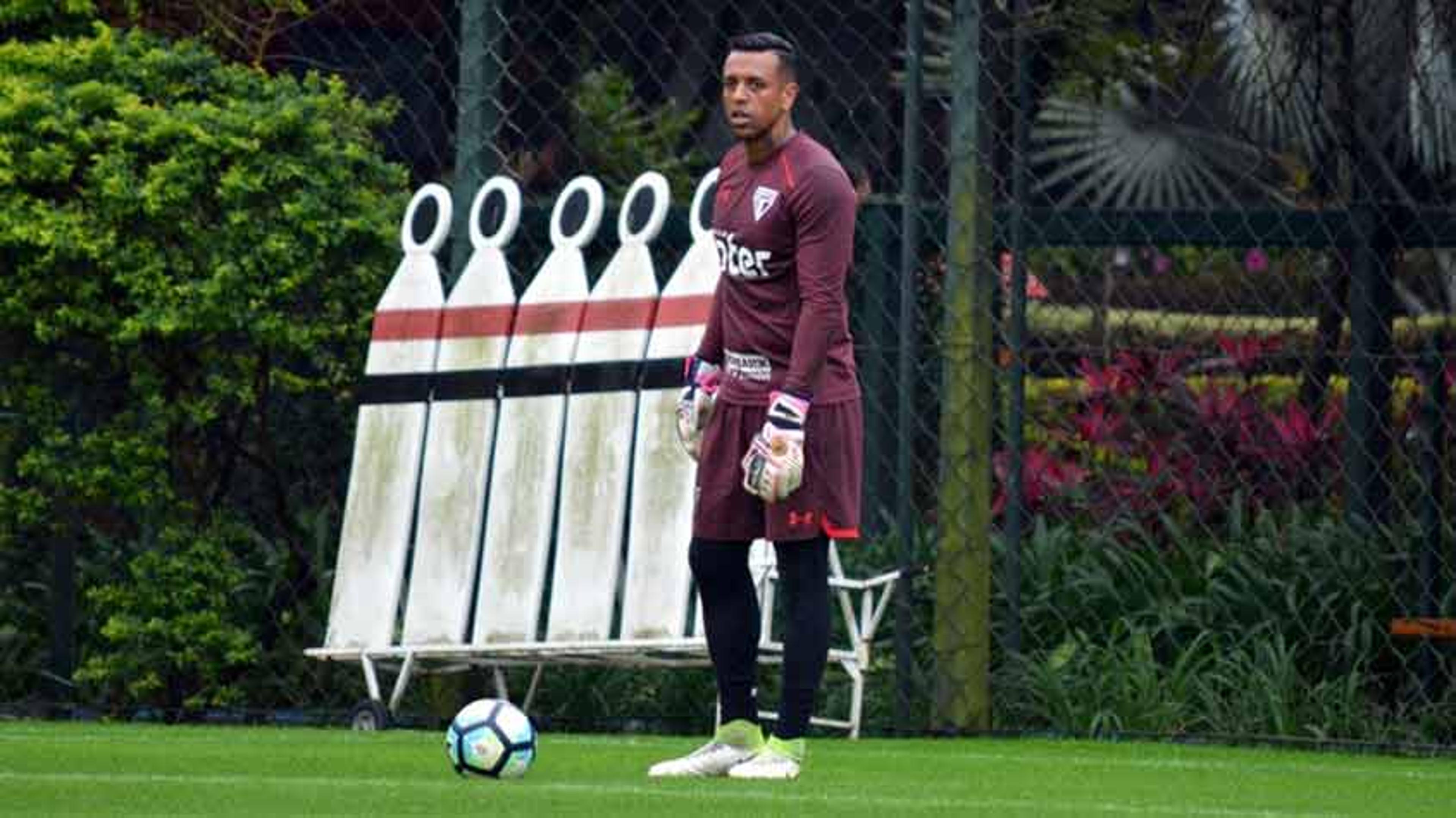 Gilberto volta a treinar, e Sidão é novidade entre titulares do São Paulo