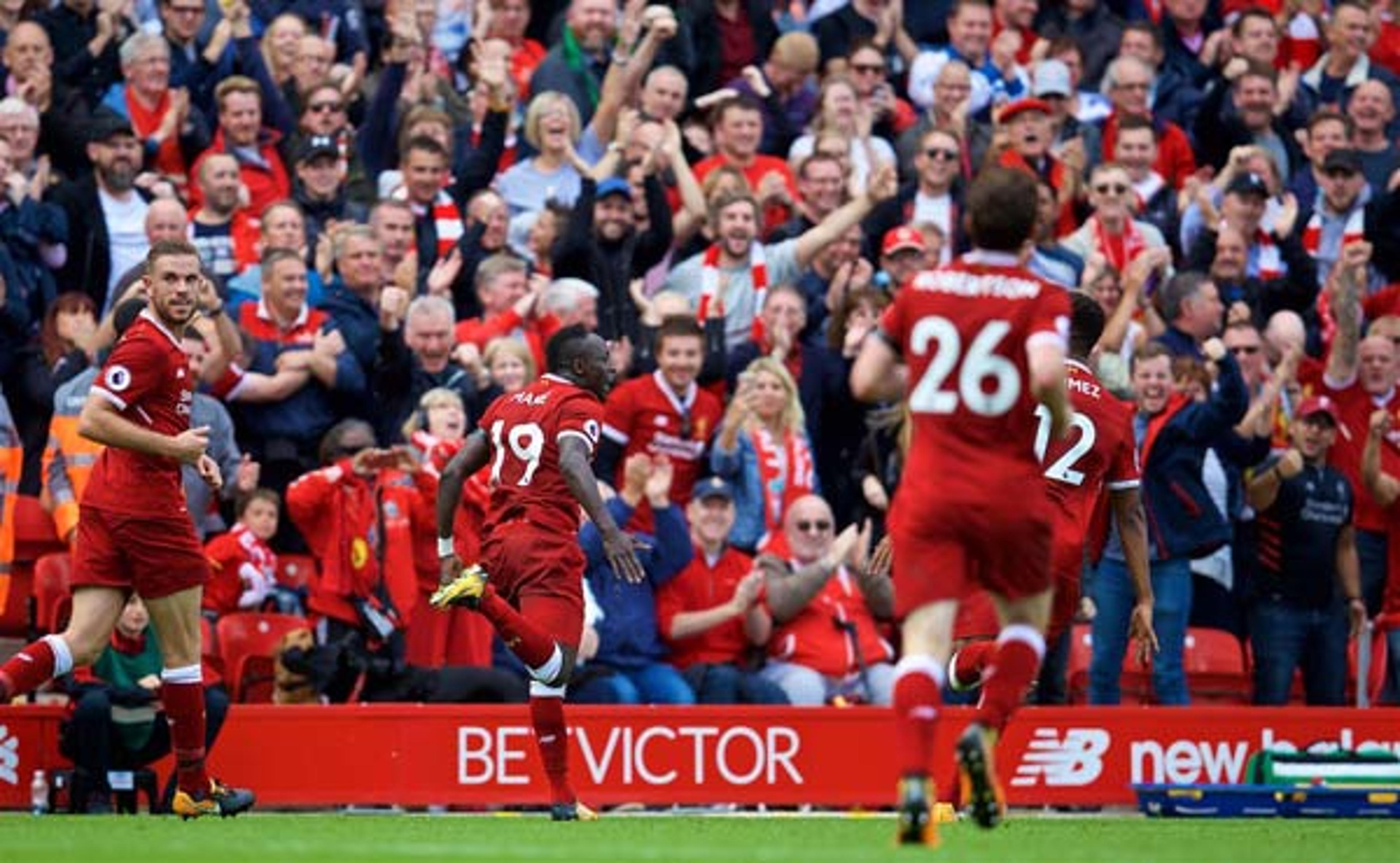 Liverpool sofre, mas conquista primeira vitória na Premier League