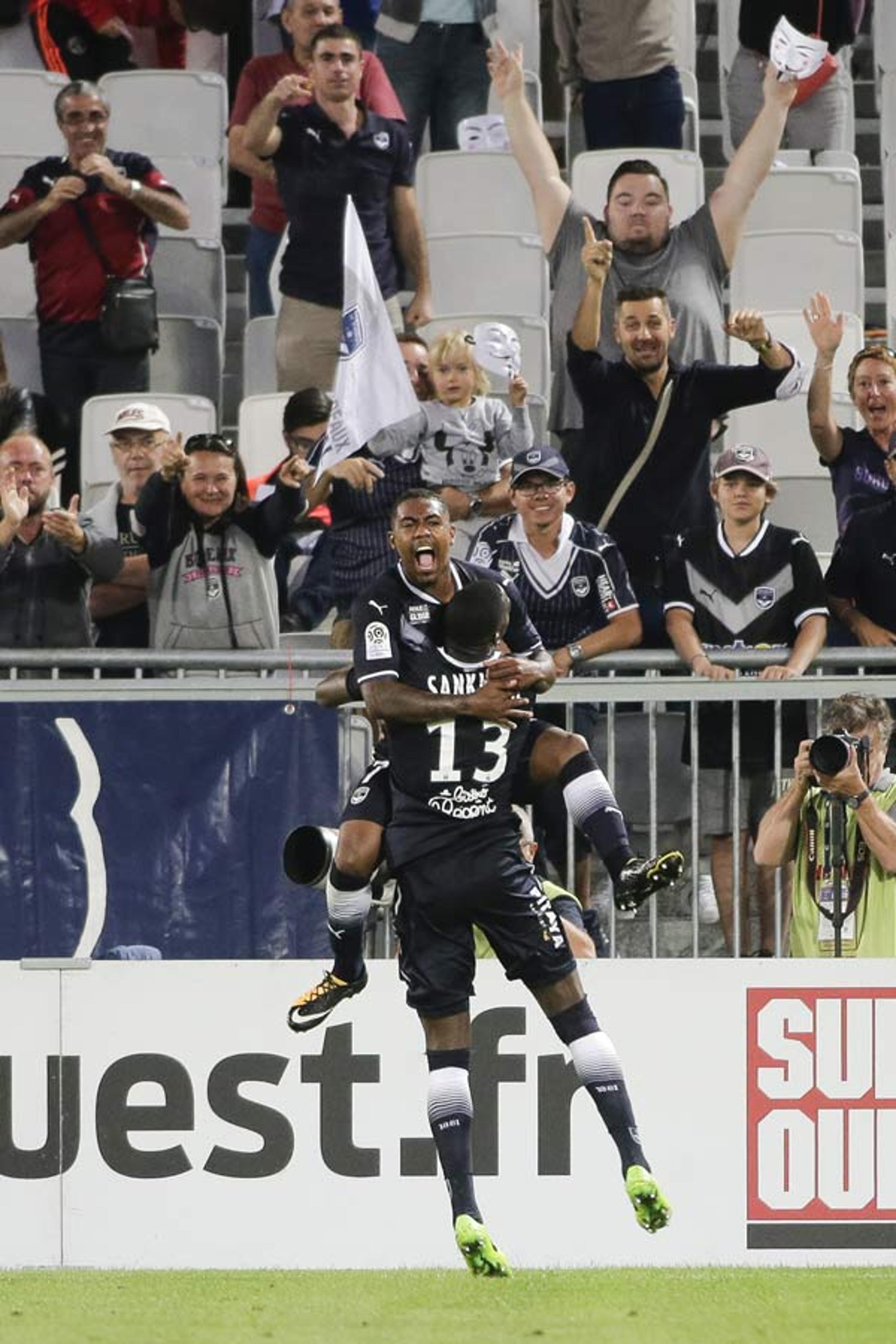 Malcom brilha e ofusca gol do meio de campo em empate do Bordeaux