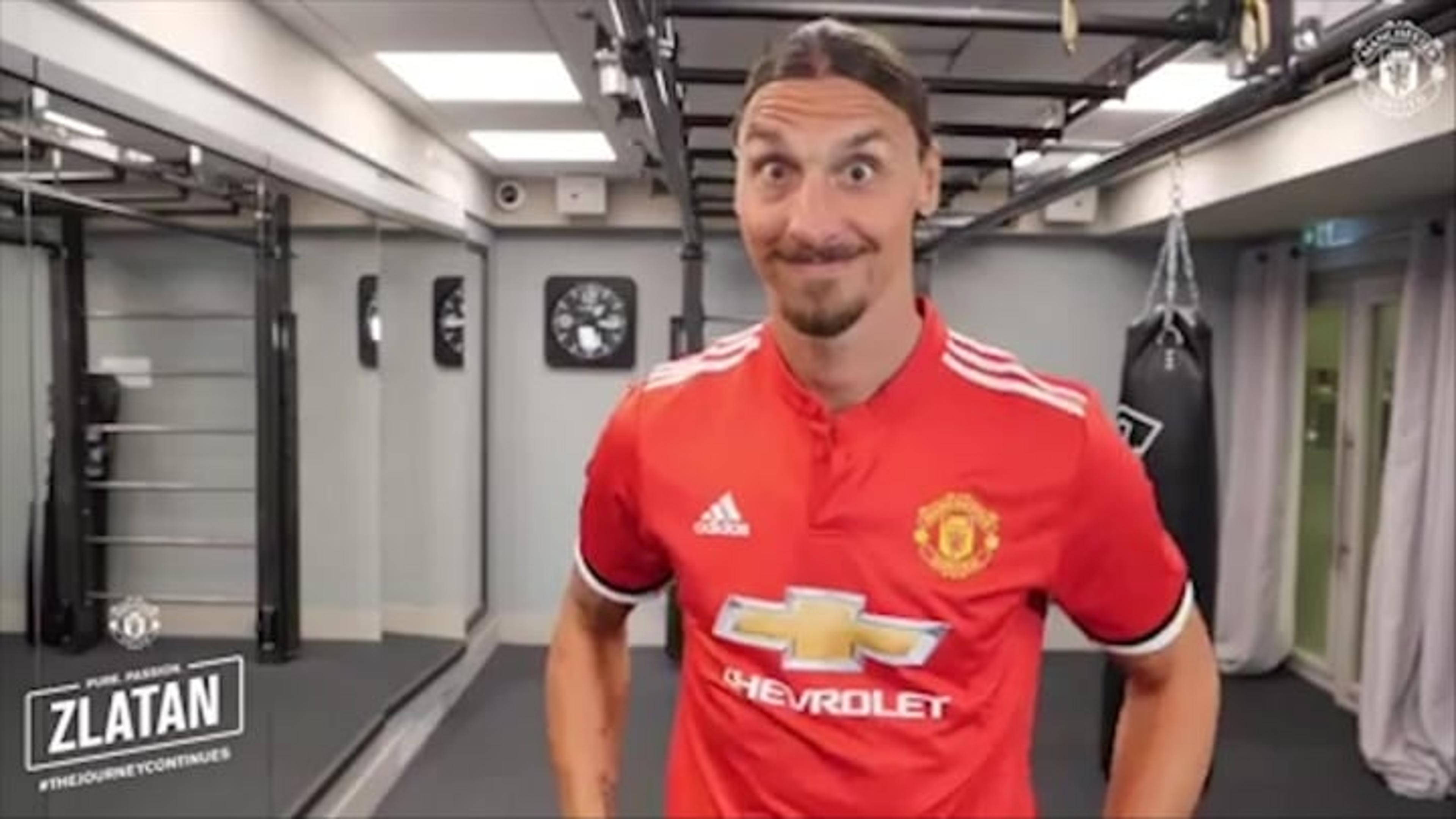 Ibra renova com United e veste a camisa 10; veja