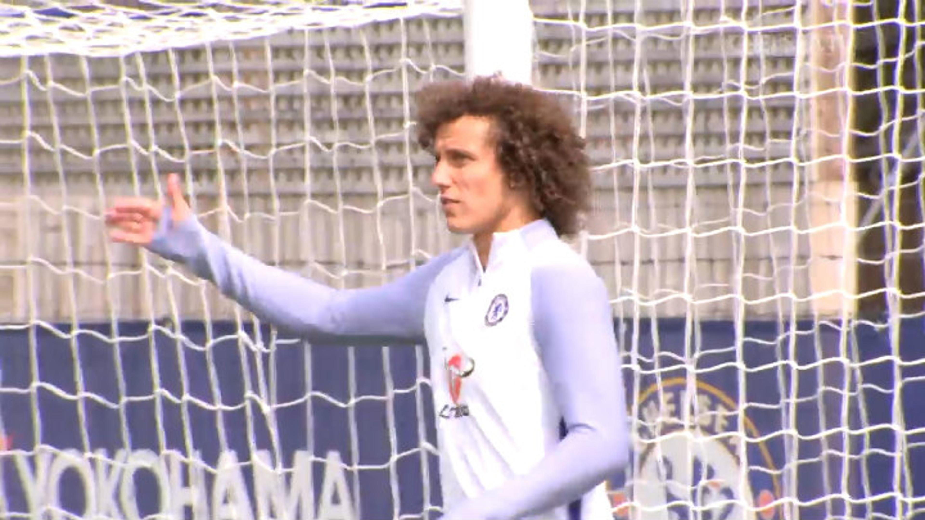 David Luiz tenta treinar no gol, mas leva susto com máquina que simula chutes. Veja!