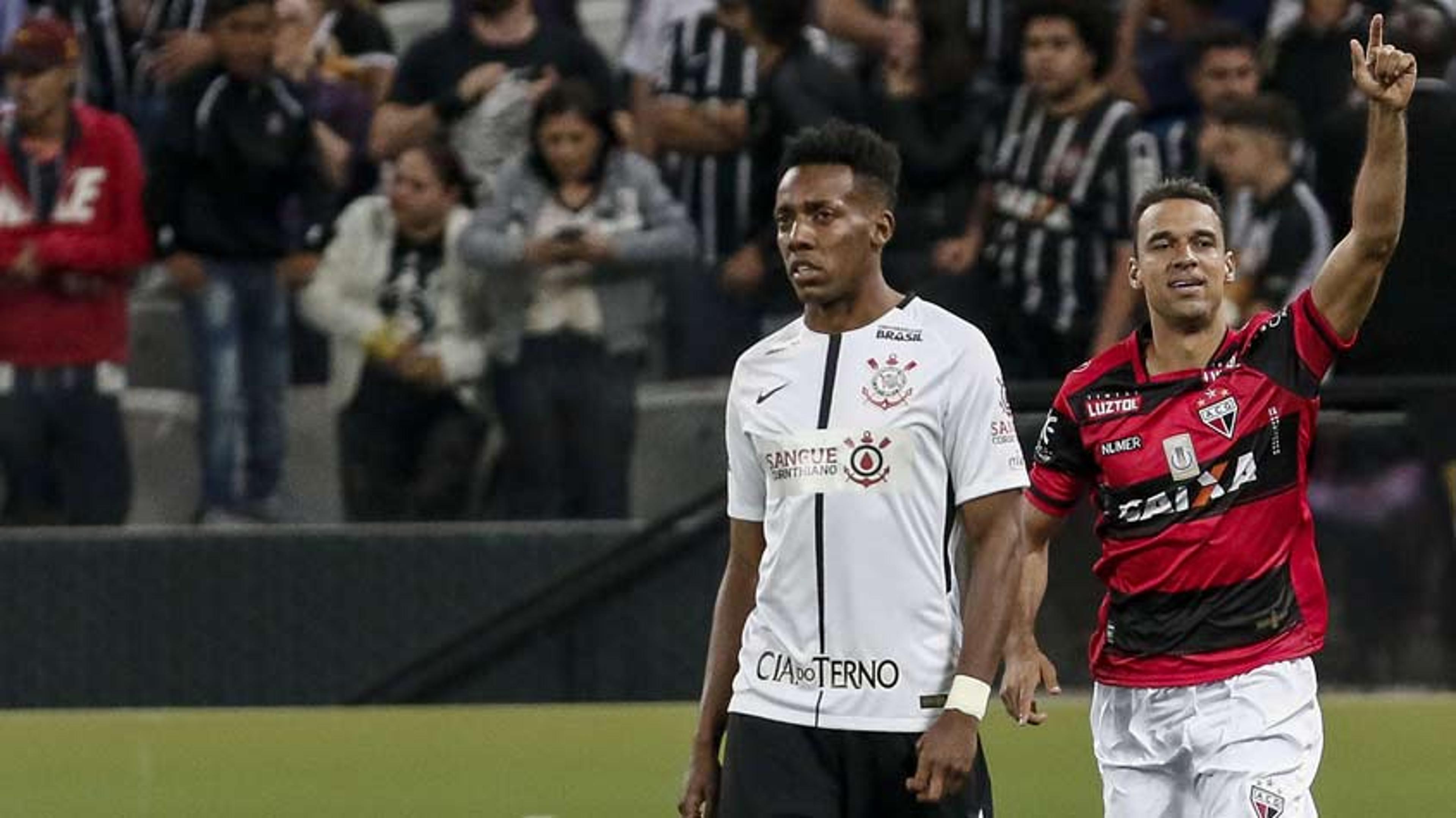 Moisés quer pegar ritmo e confiança no Corinthians: ‘Preciso de sequência’