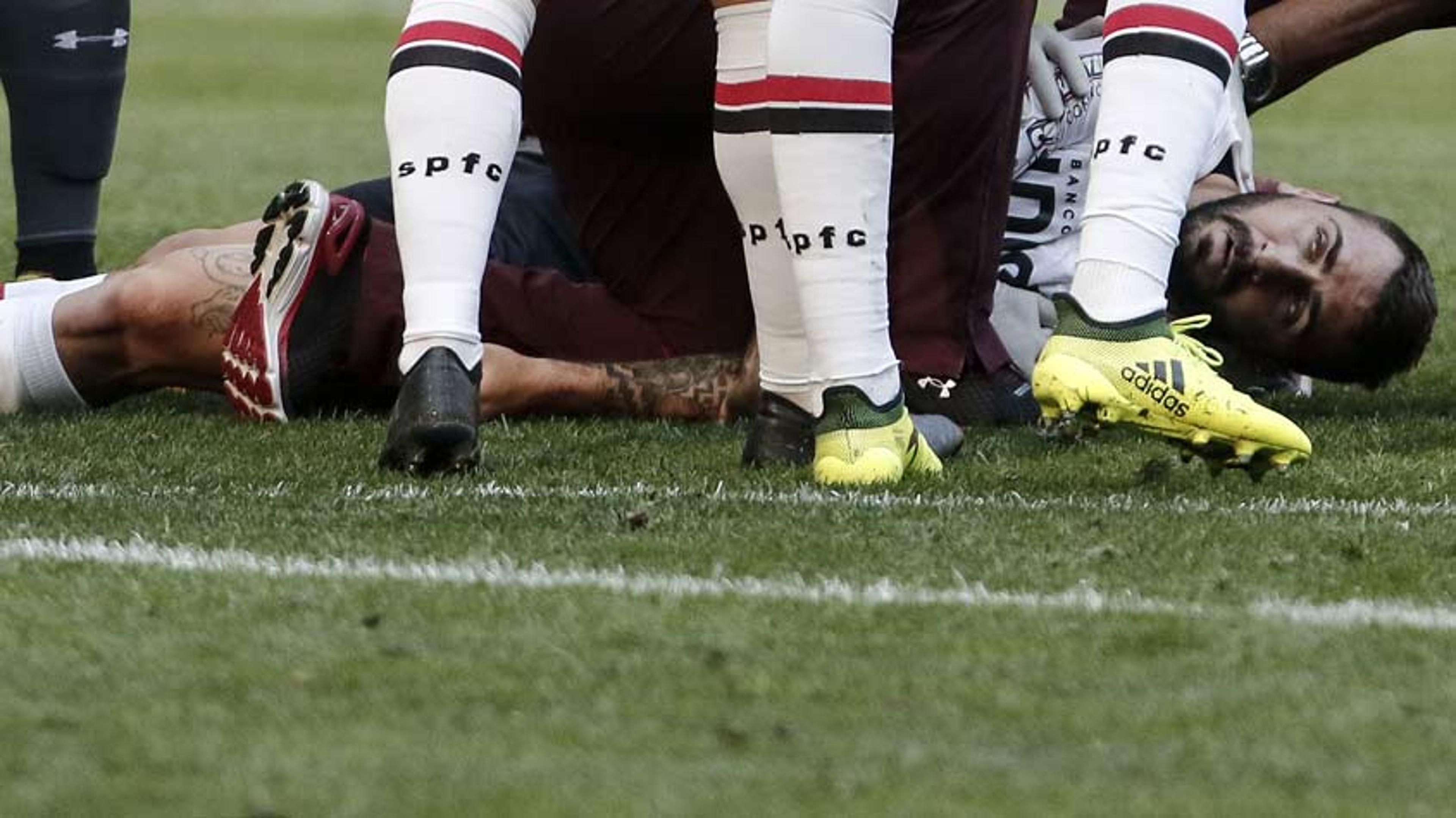 Pratto desmaia com joelhada e deixa Allianz Parque de ambulância