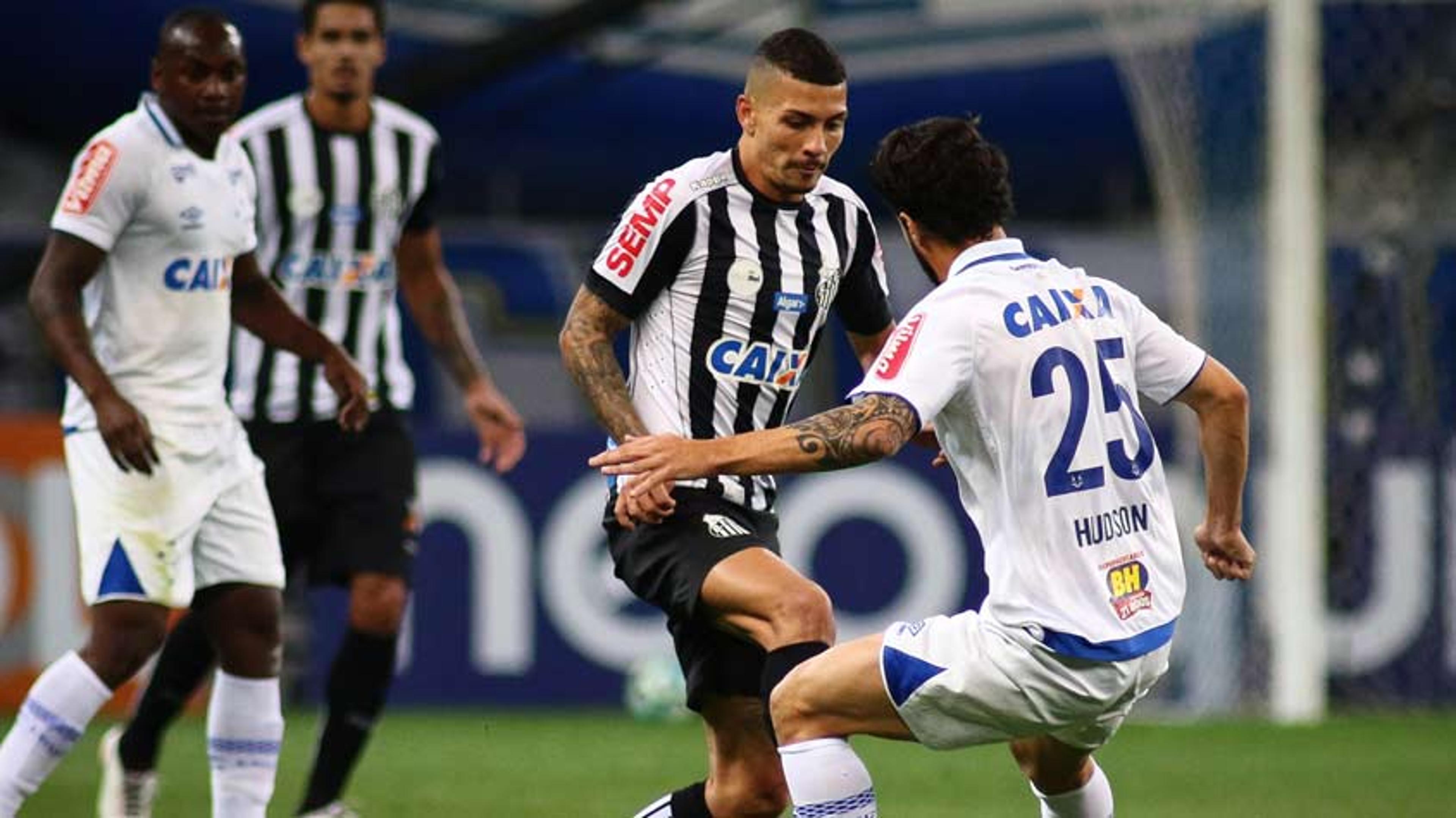 David Braz recebe terceiro amarelo e abre disputa na defesa do Santos