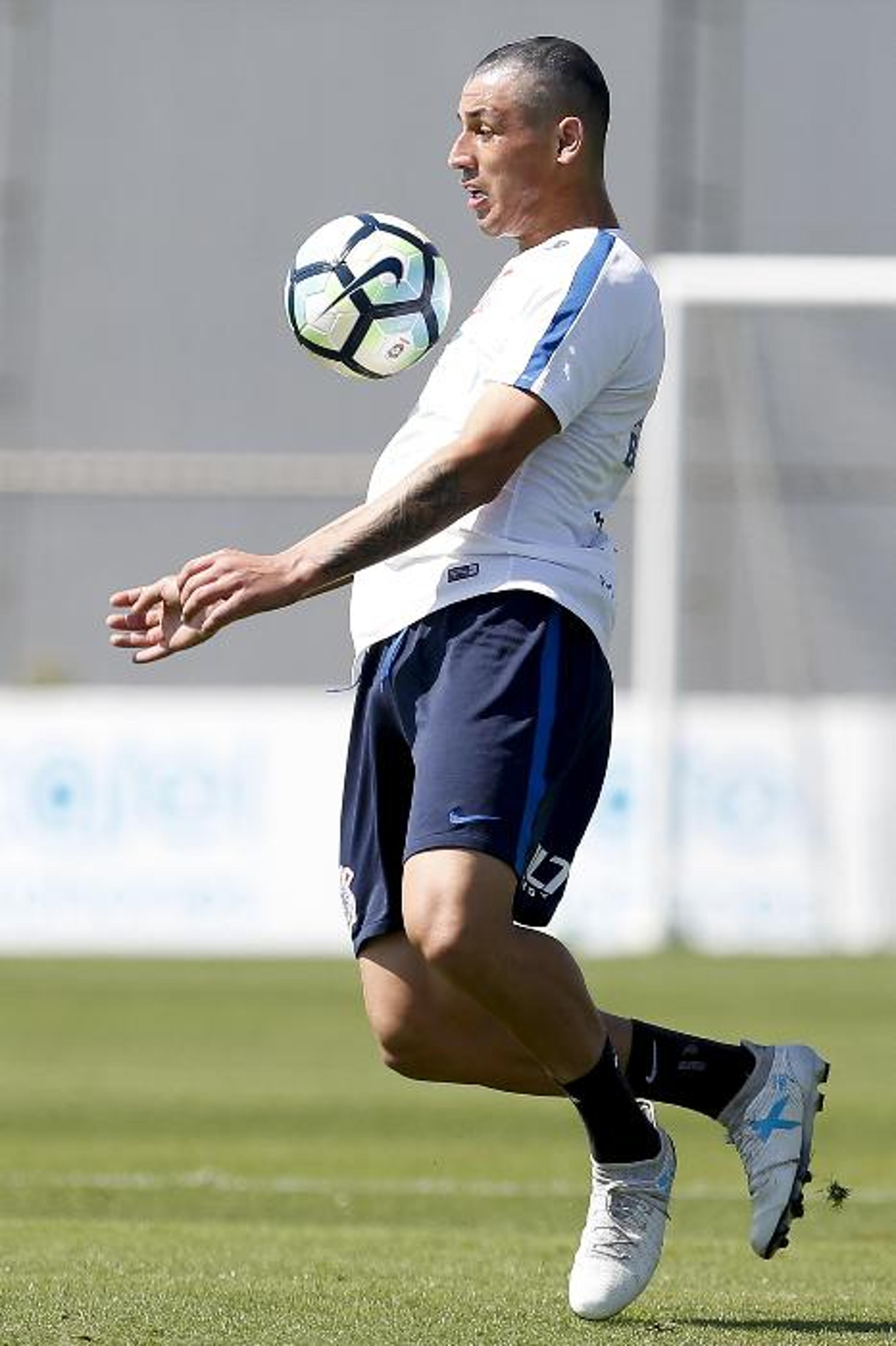 Marciel é liberado, já treina como titular e ganha elogios no Corinthians