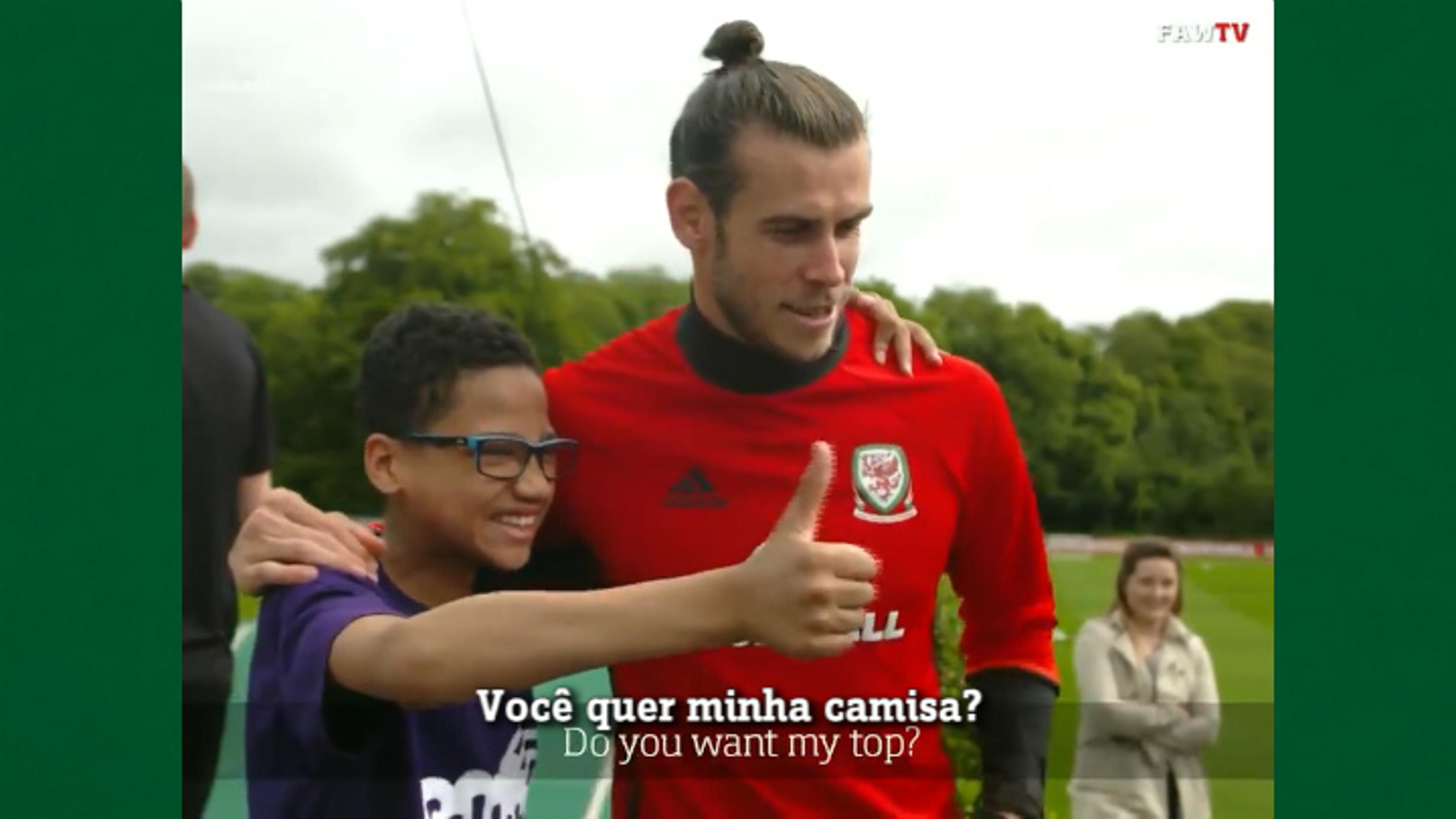 Torcedor enlouquece ao conhecer Bale e ganhar camisa do País de Gales; assista