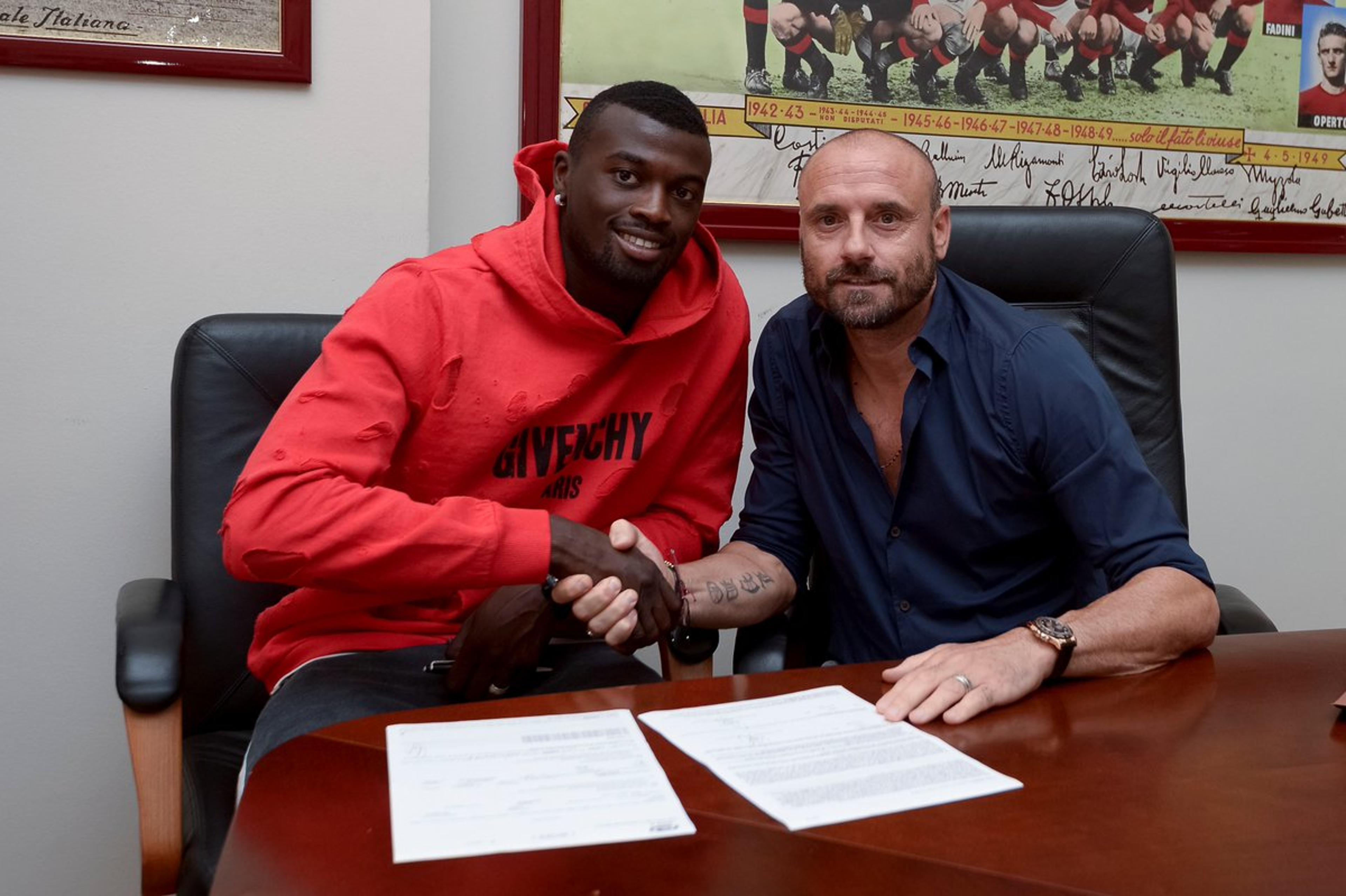 Niang deixa o Milan e acerta com adversário do futebol italiano