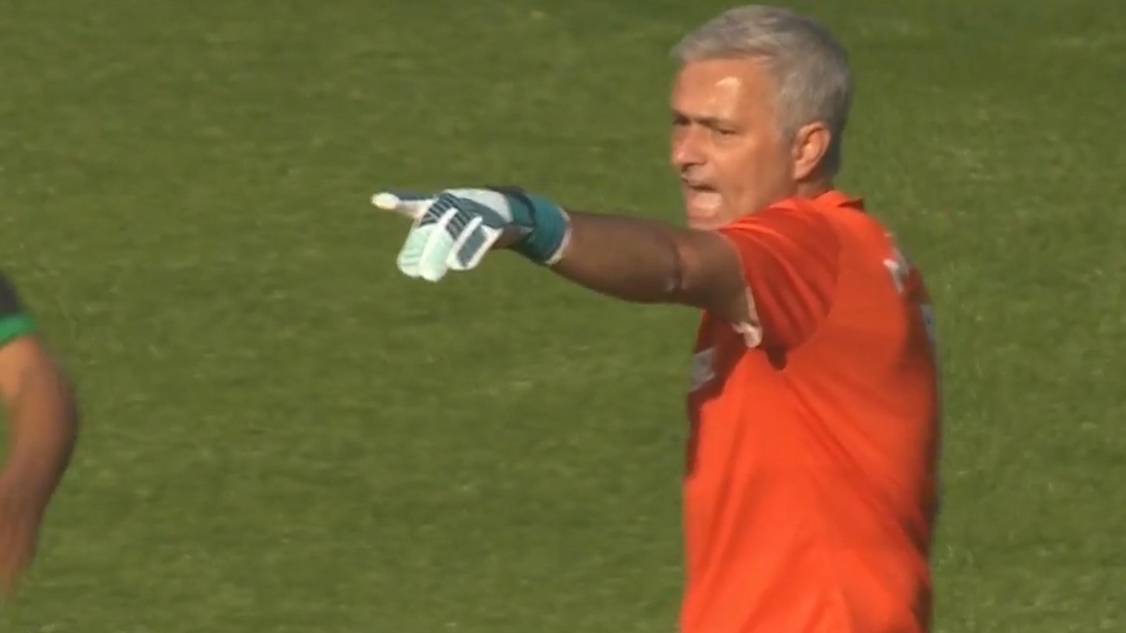 Mourinho vira goleiro e quase pega pênalti em jogo beneficente; veja