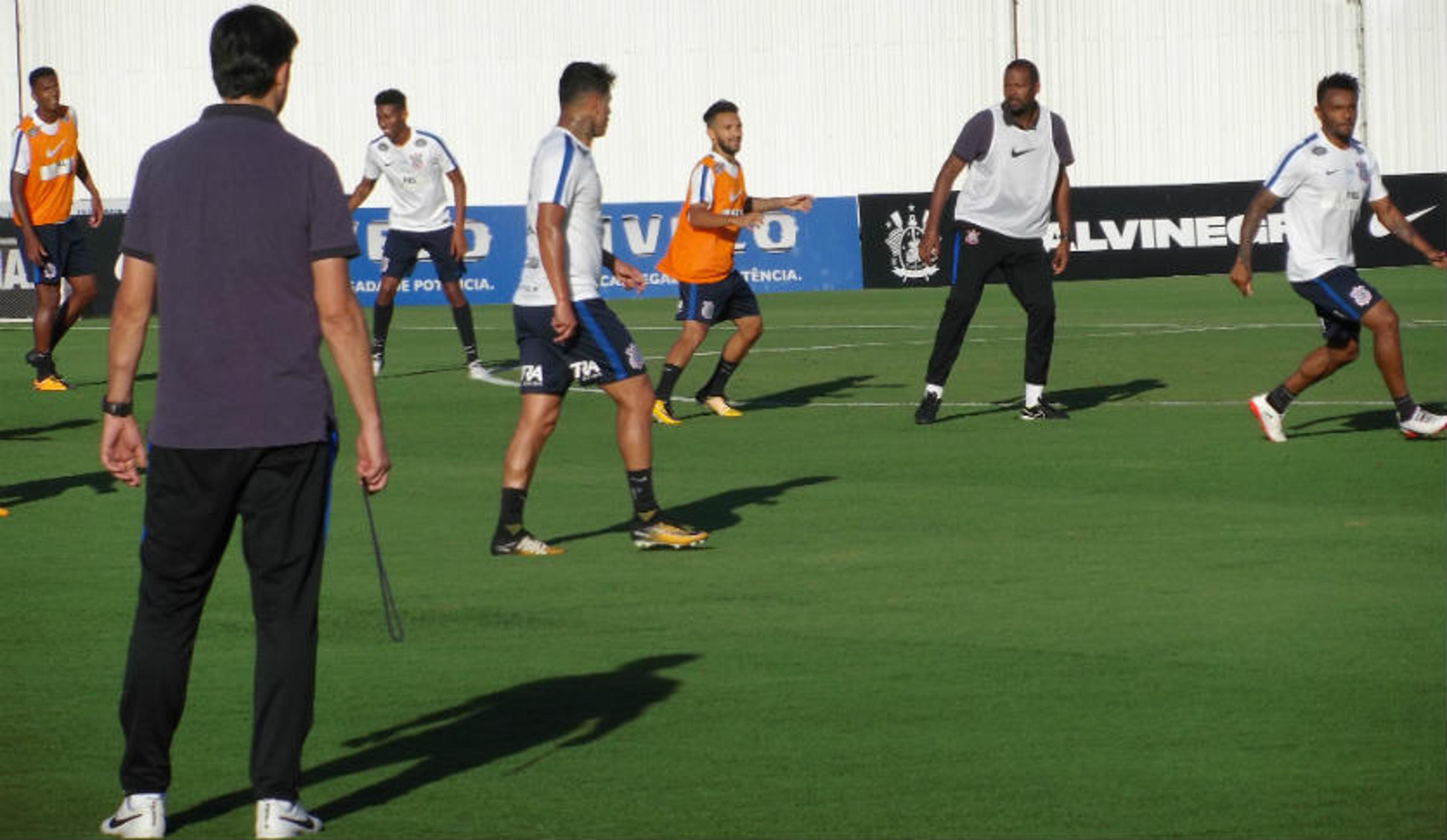 Corinthians planeja força máxima, mas treina sem 11 e até auxiliar joga