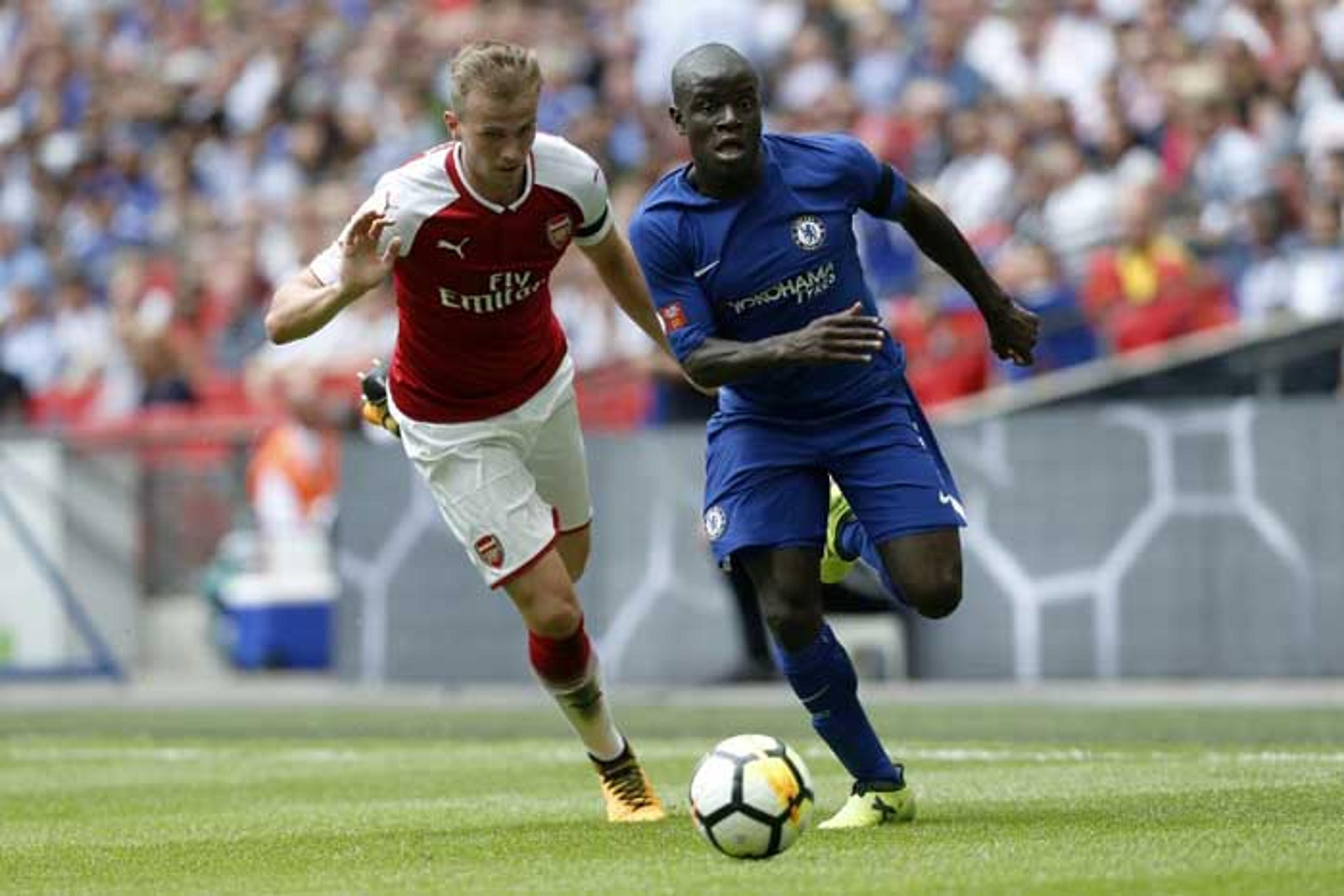 Quem vai pagar? Chelsea estipula preço para negociar volante Kanté