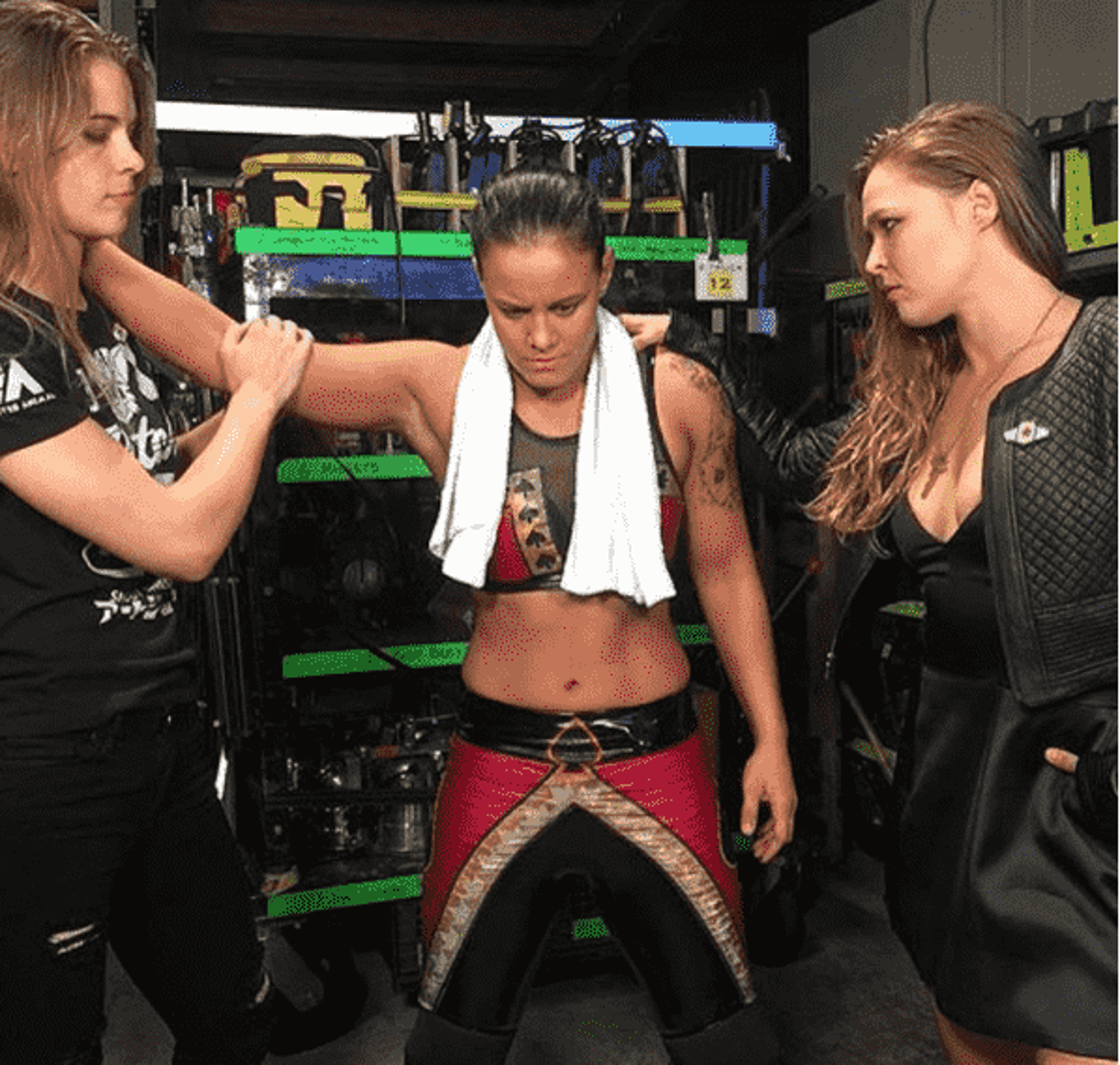 Ronda Rousey reaparece no WWE, assina contrato e leva tapa de rival