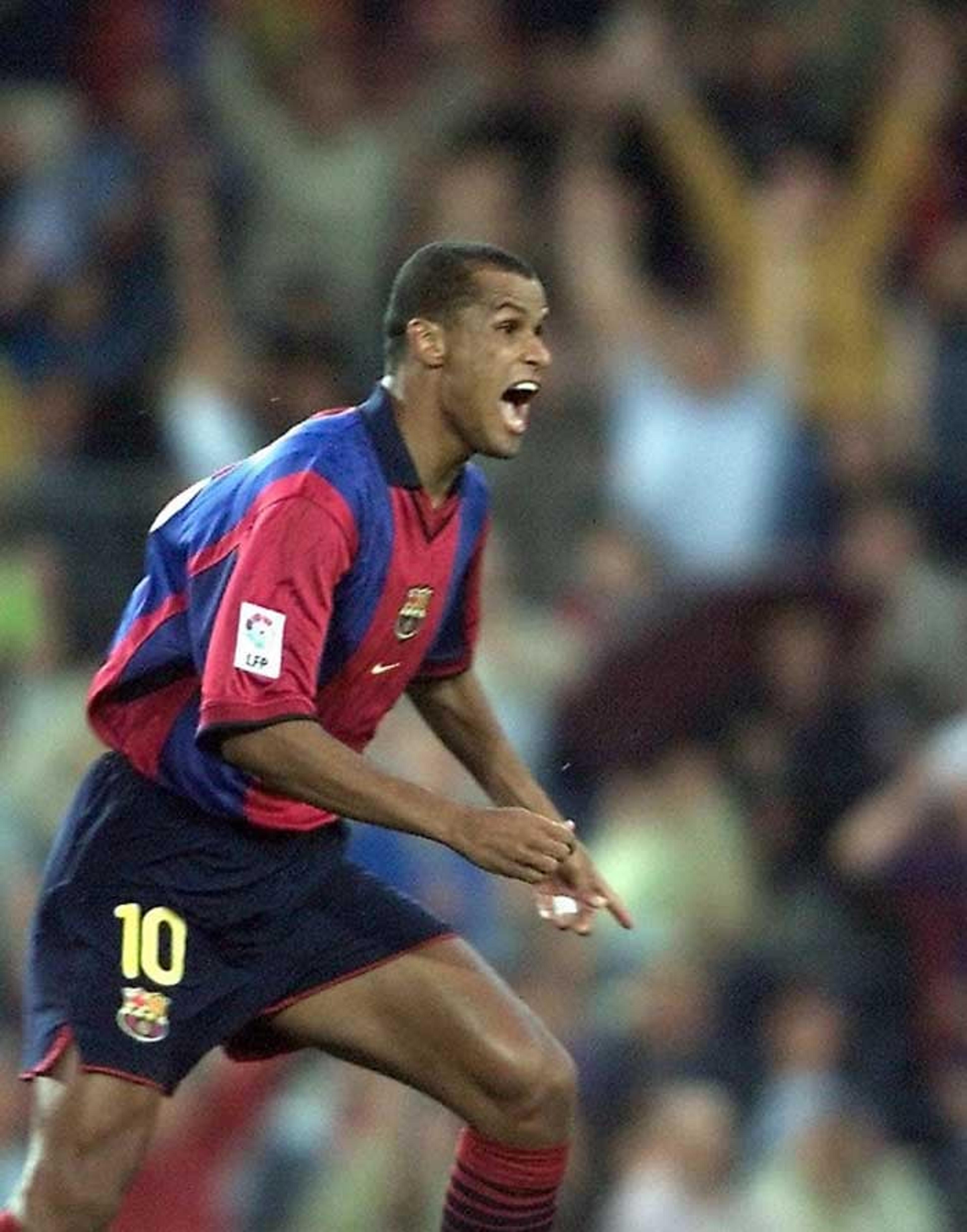 Rivaldo é homenageado pela UEFA por lance mágico na Champions League