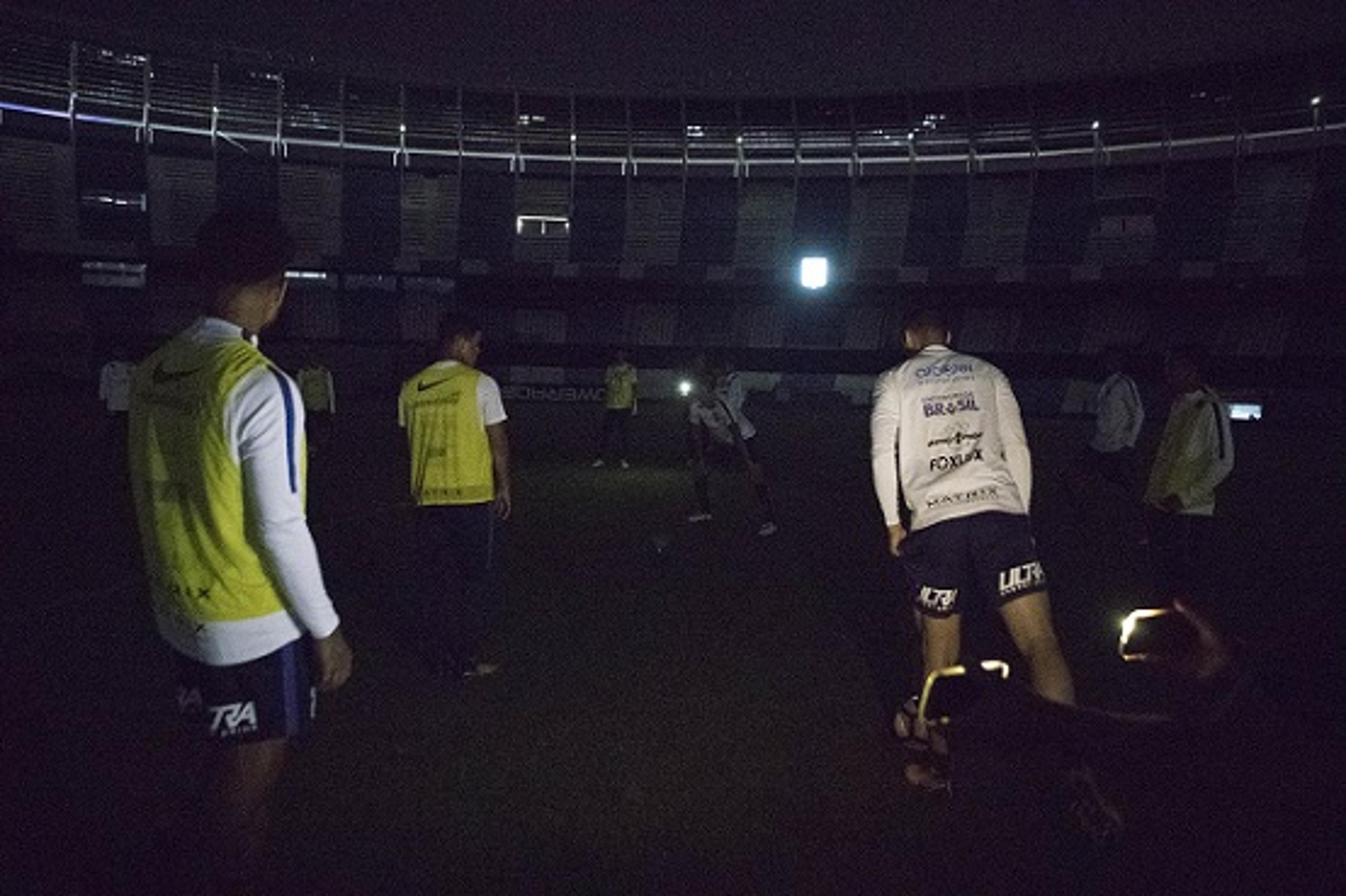 Mudanças, apagão e reconhecimento de campo: Timão treina no El Cilindro