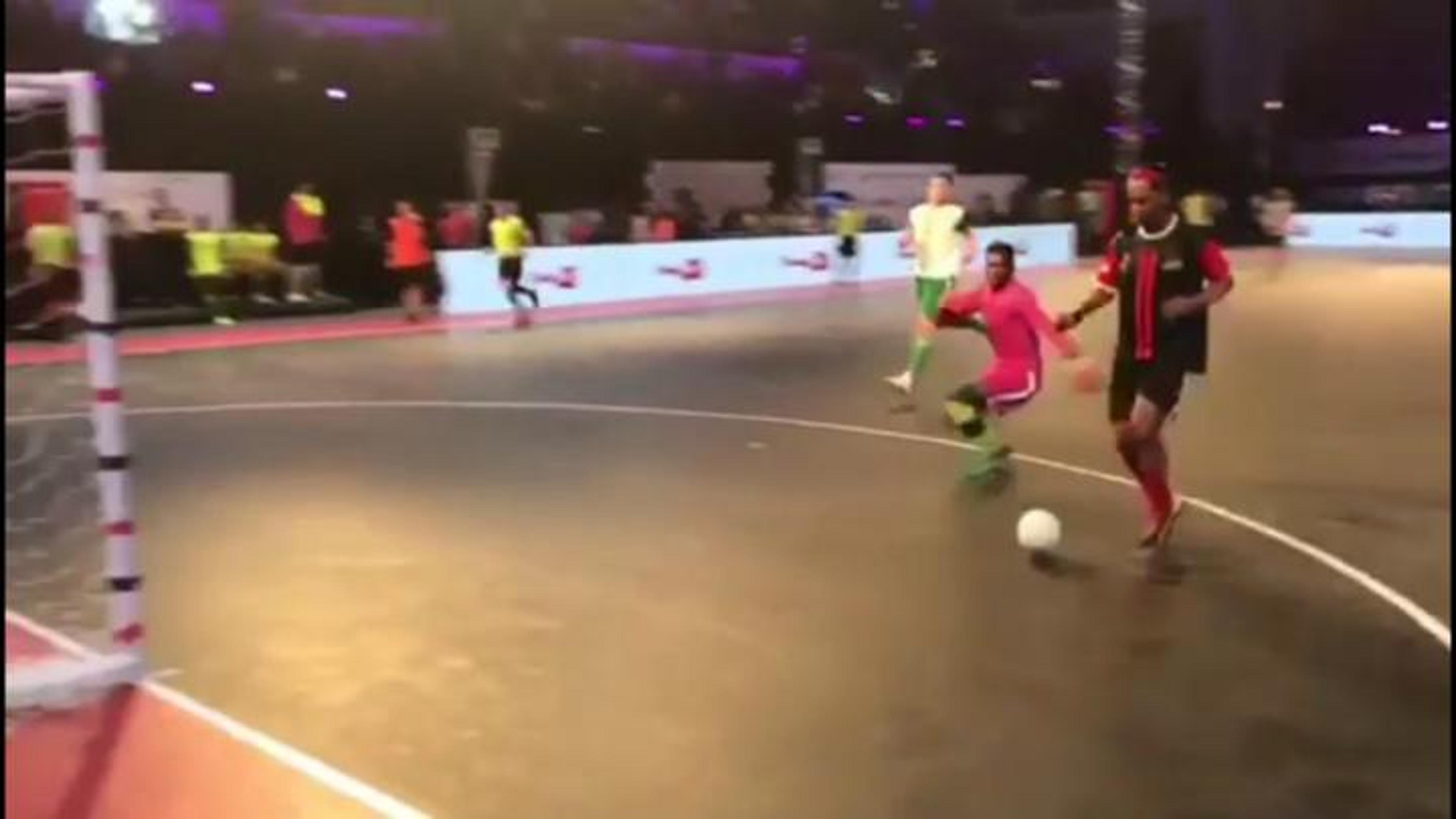 Ronaldinho Gaúcho dá ‘drible mágico’ em torneio de futsal na Índia; veja