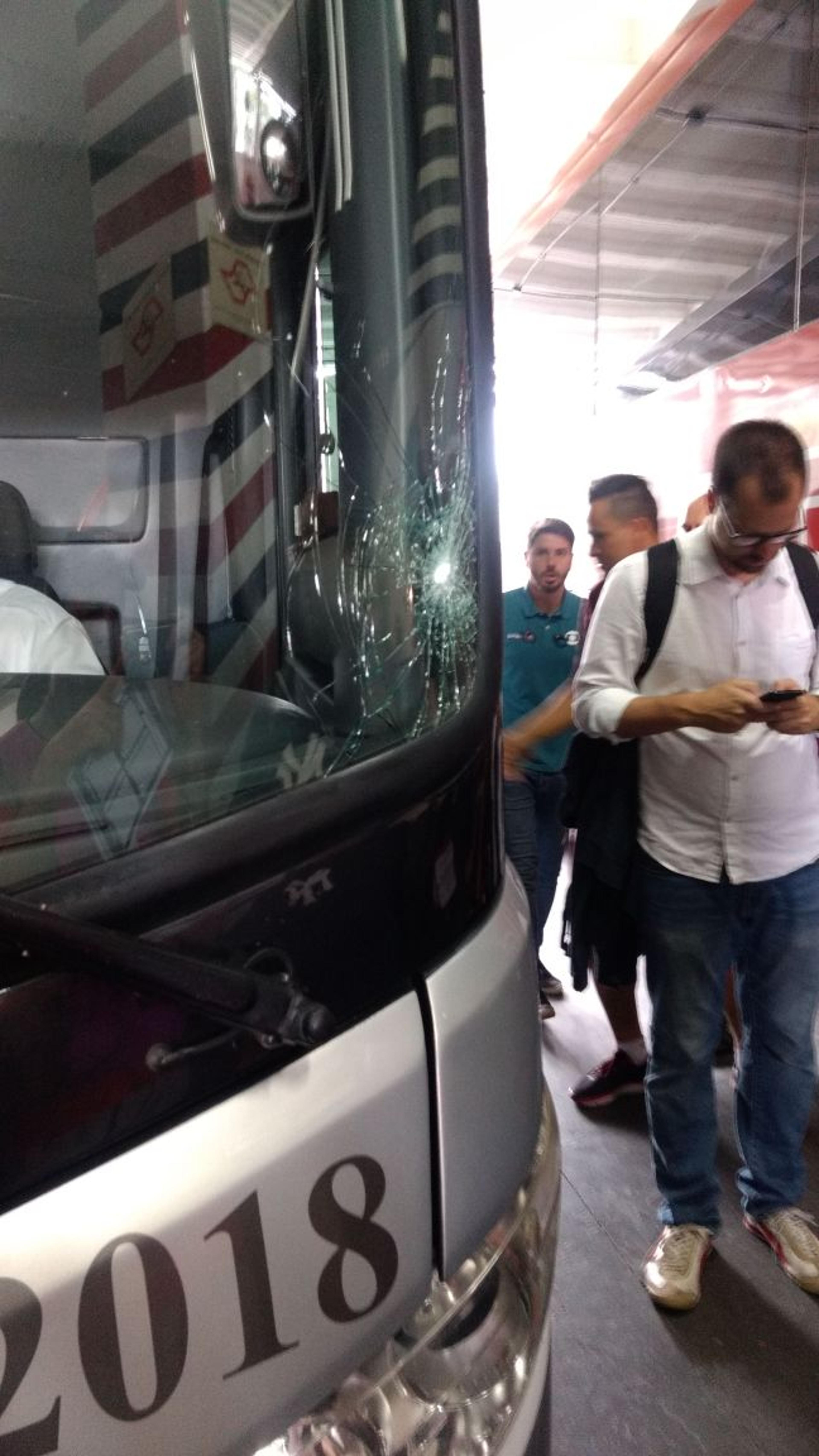 Ônibus do Corinthians é vandalizado em chegada ao clássico no Morumbi