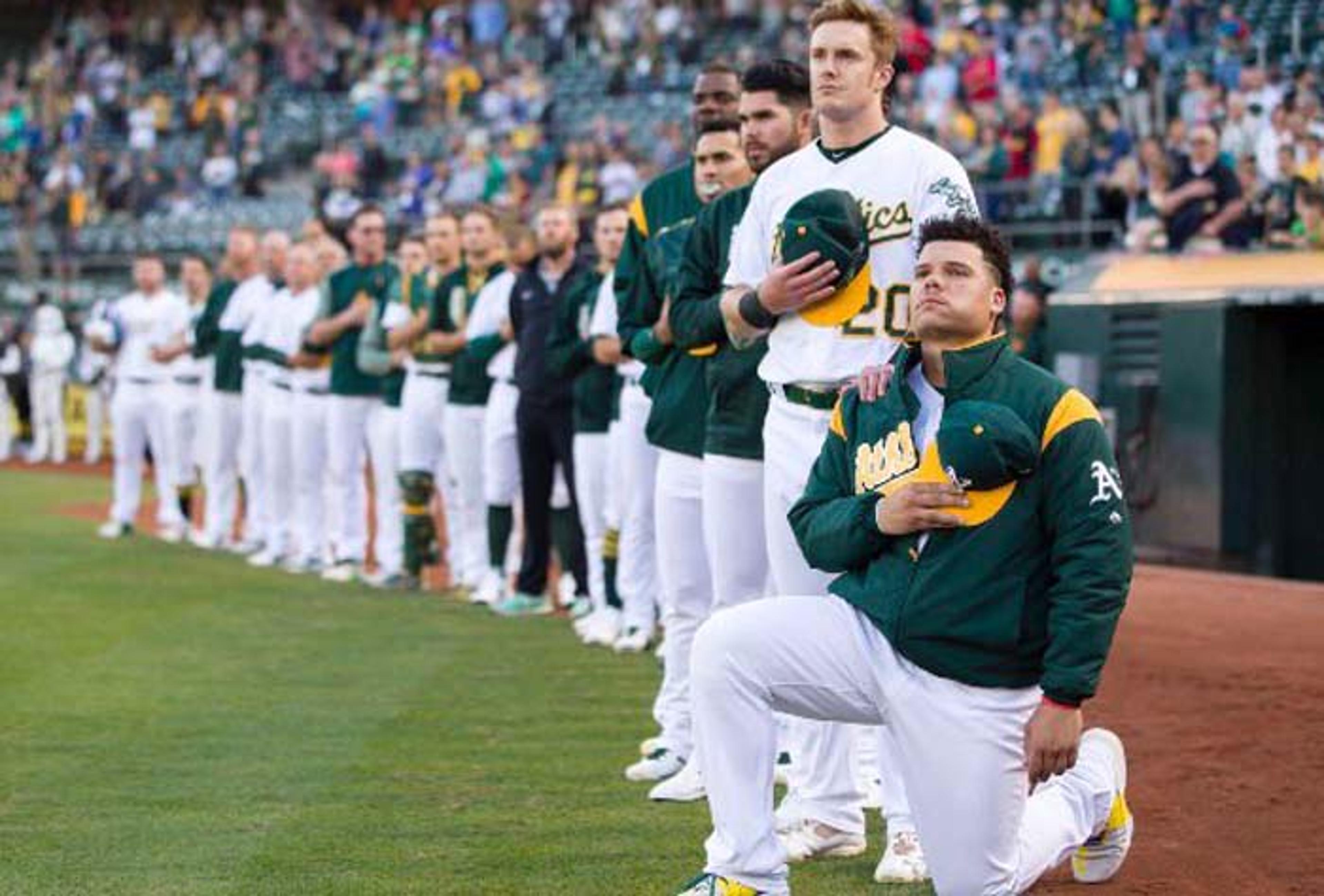 Calouro da MLB também se ajoelha durante hino americano