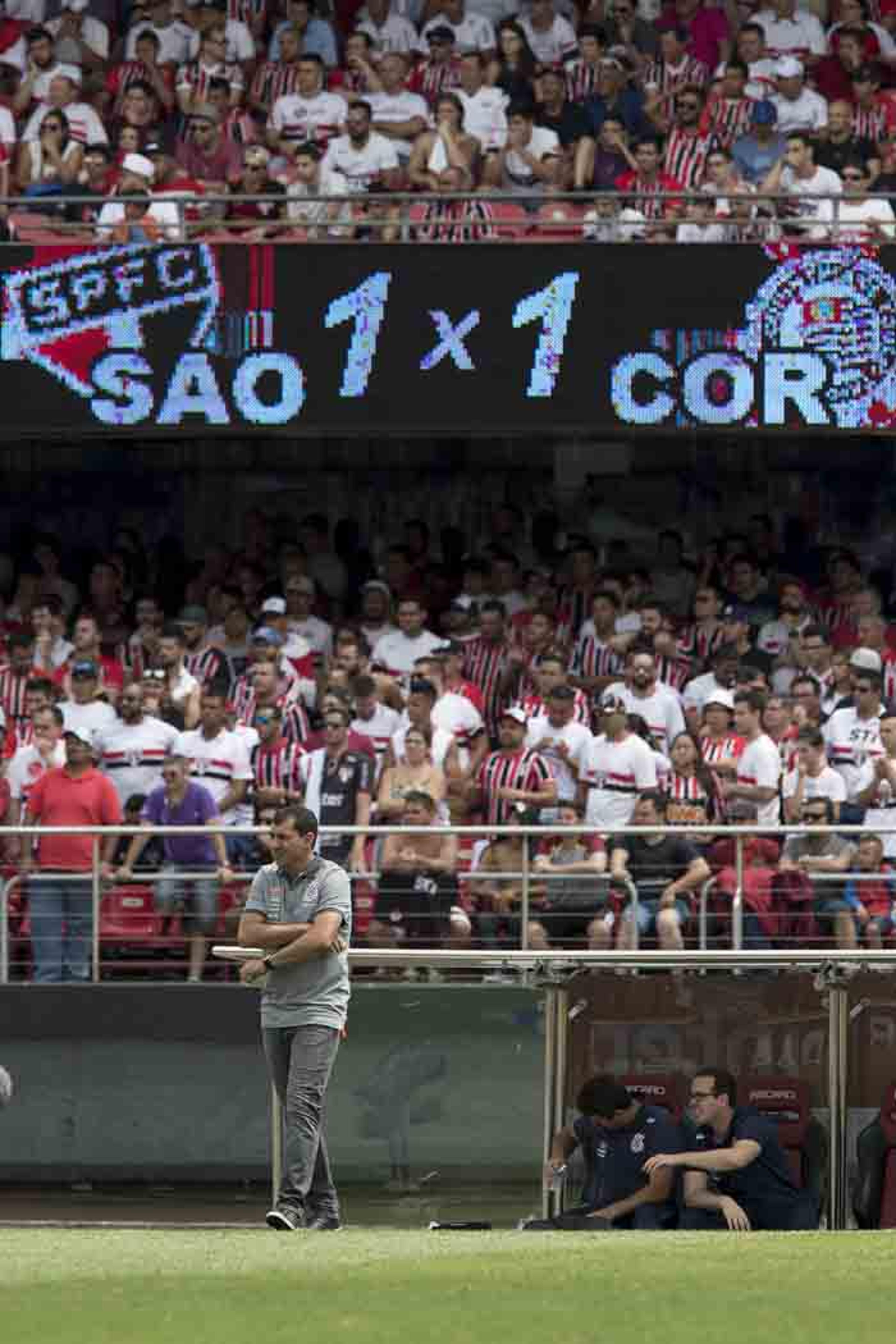 Corinthians tem recepção ‘de guerra’, mas conclui 2017 invicto no Morumbi