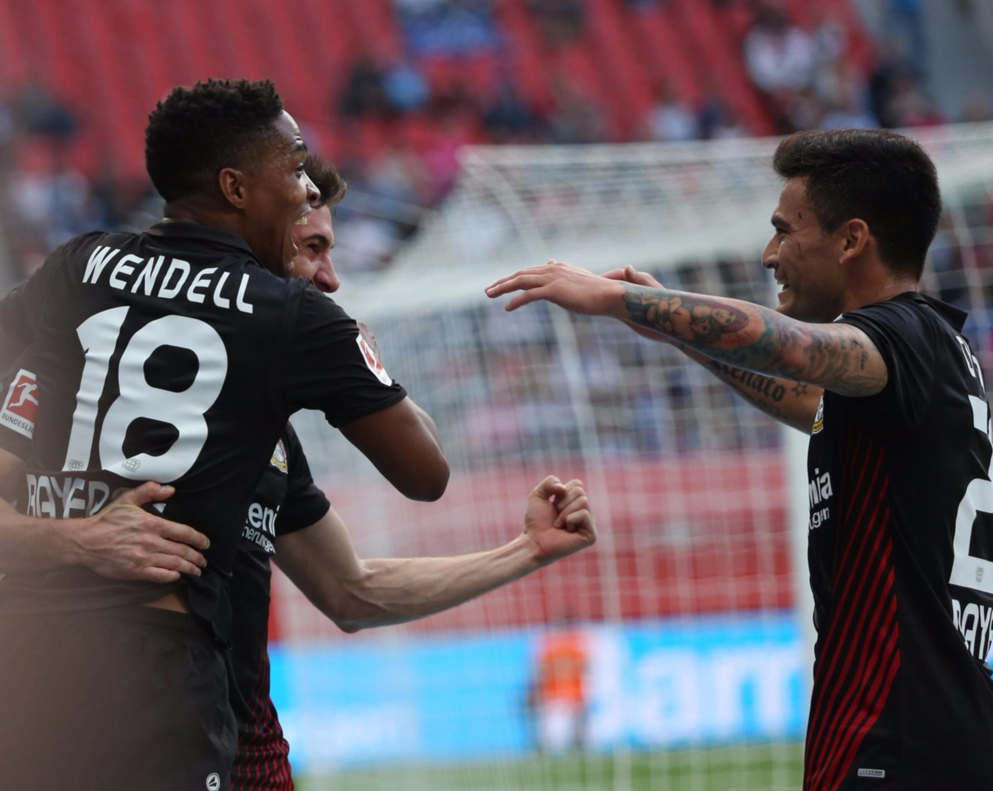 Lucas Alario brilha, Volland faz dois gols, e Leverkusen vence Hamburgo