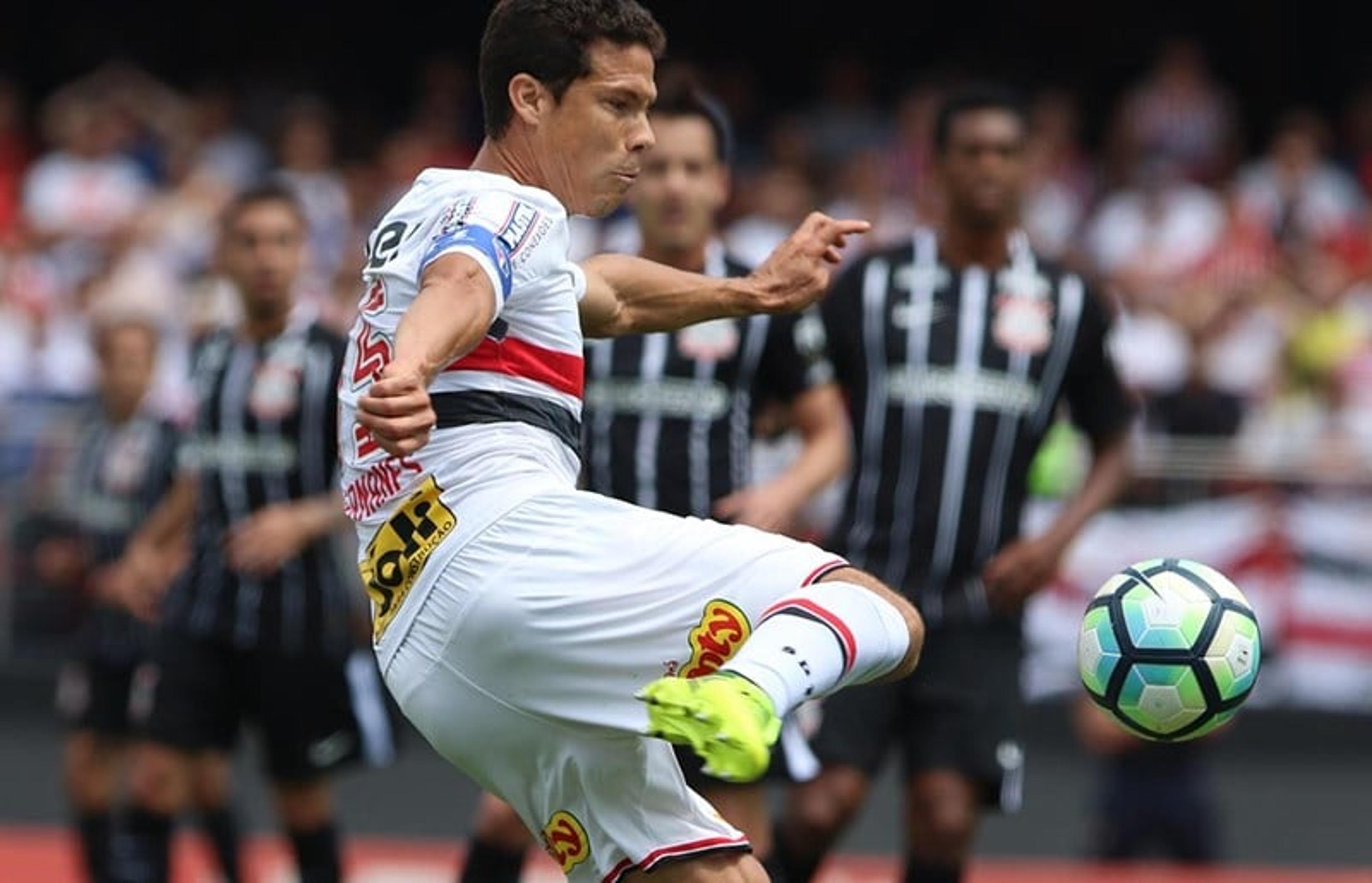 Hernanes: ‘Essas mãozinhas estão favorecendo muito o Corinthians’