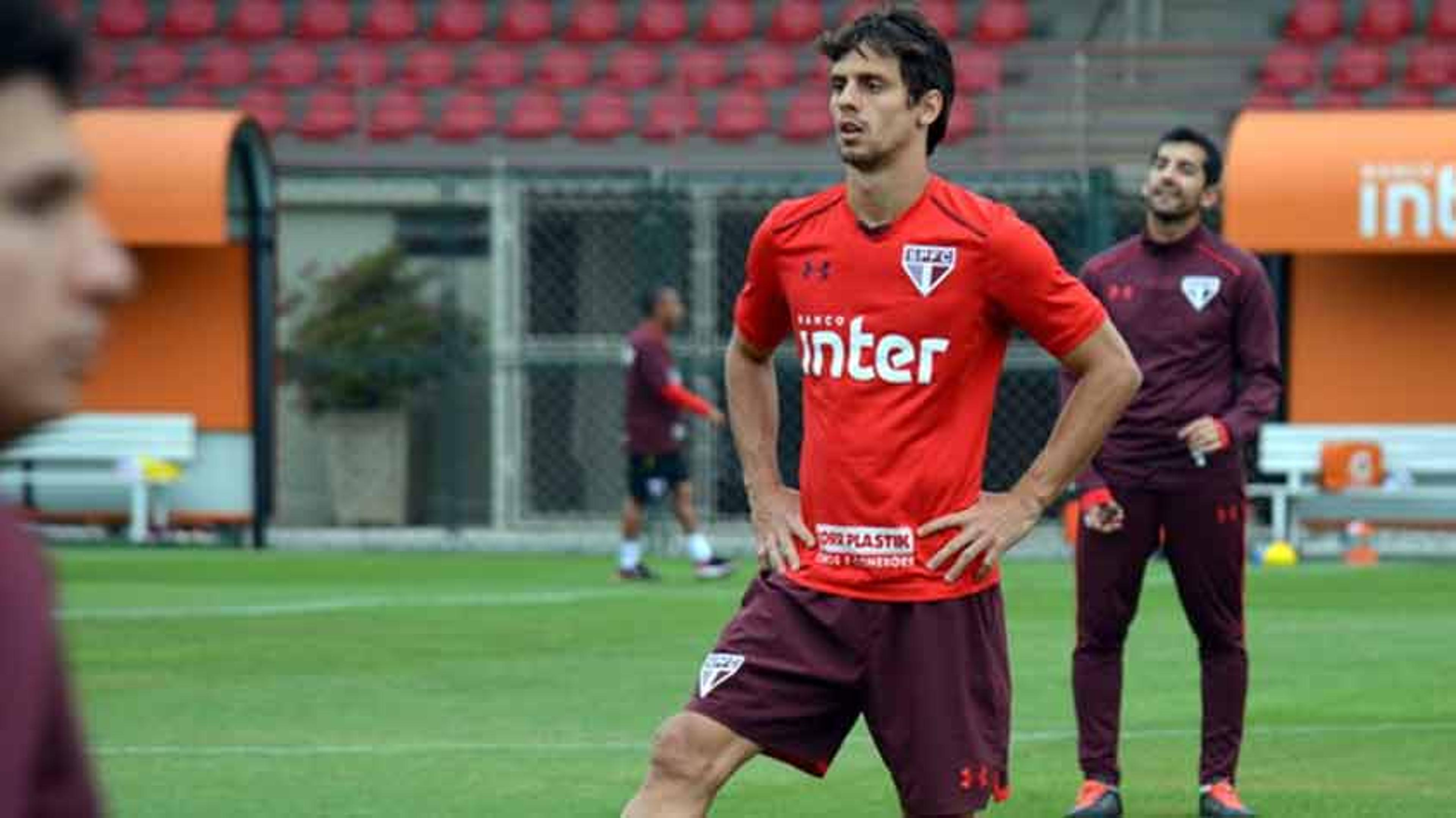 Sem dores, Rodrigo Caio e Buffarini treinam com grupo no São Paulo