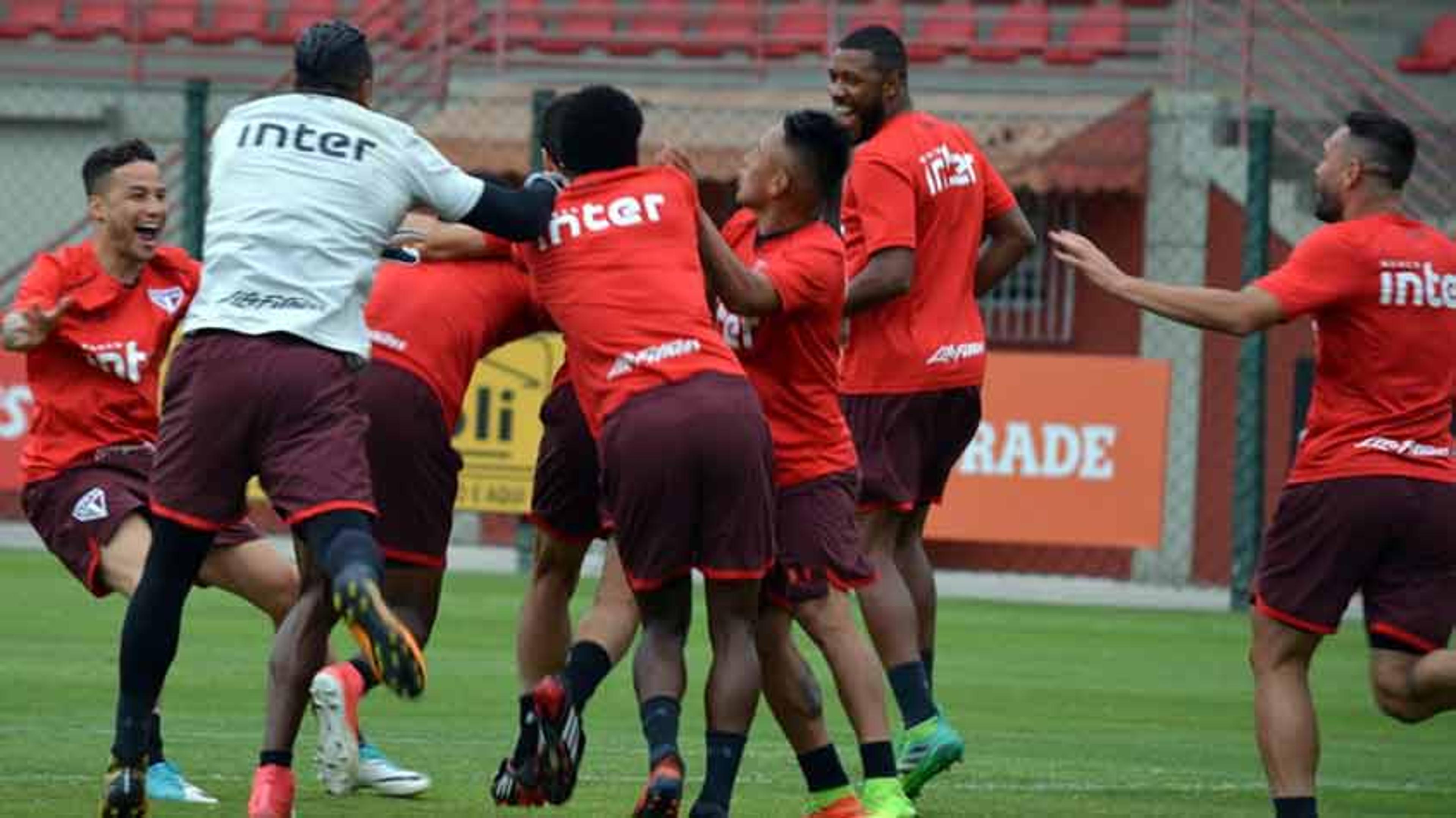 Em treino secreto, São Paulo trabalha como usar lançamento de goleiro