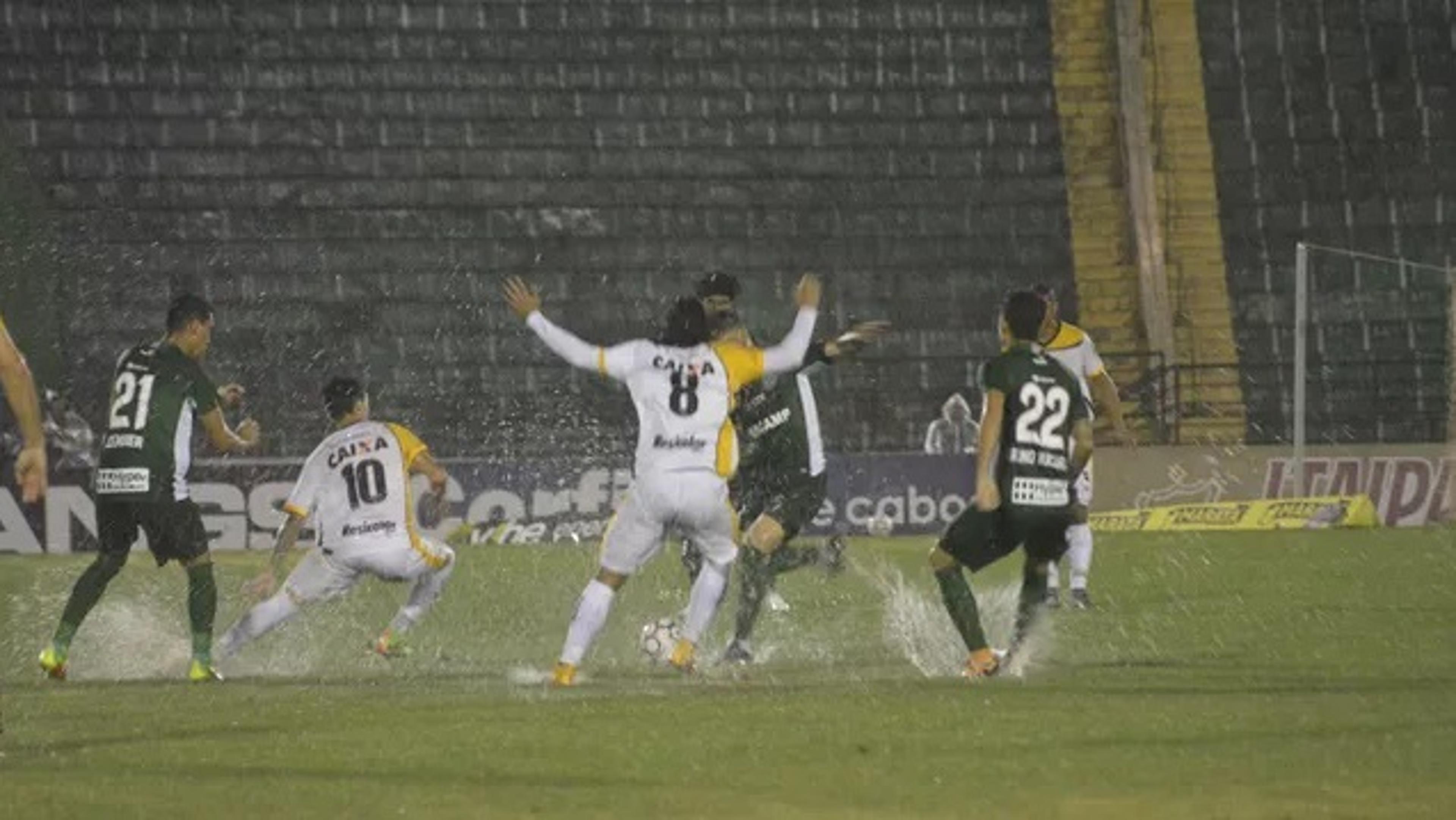 Em campo castigado pela chuva, Guarani e Criciúma empatam sem gols