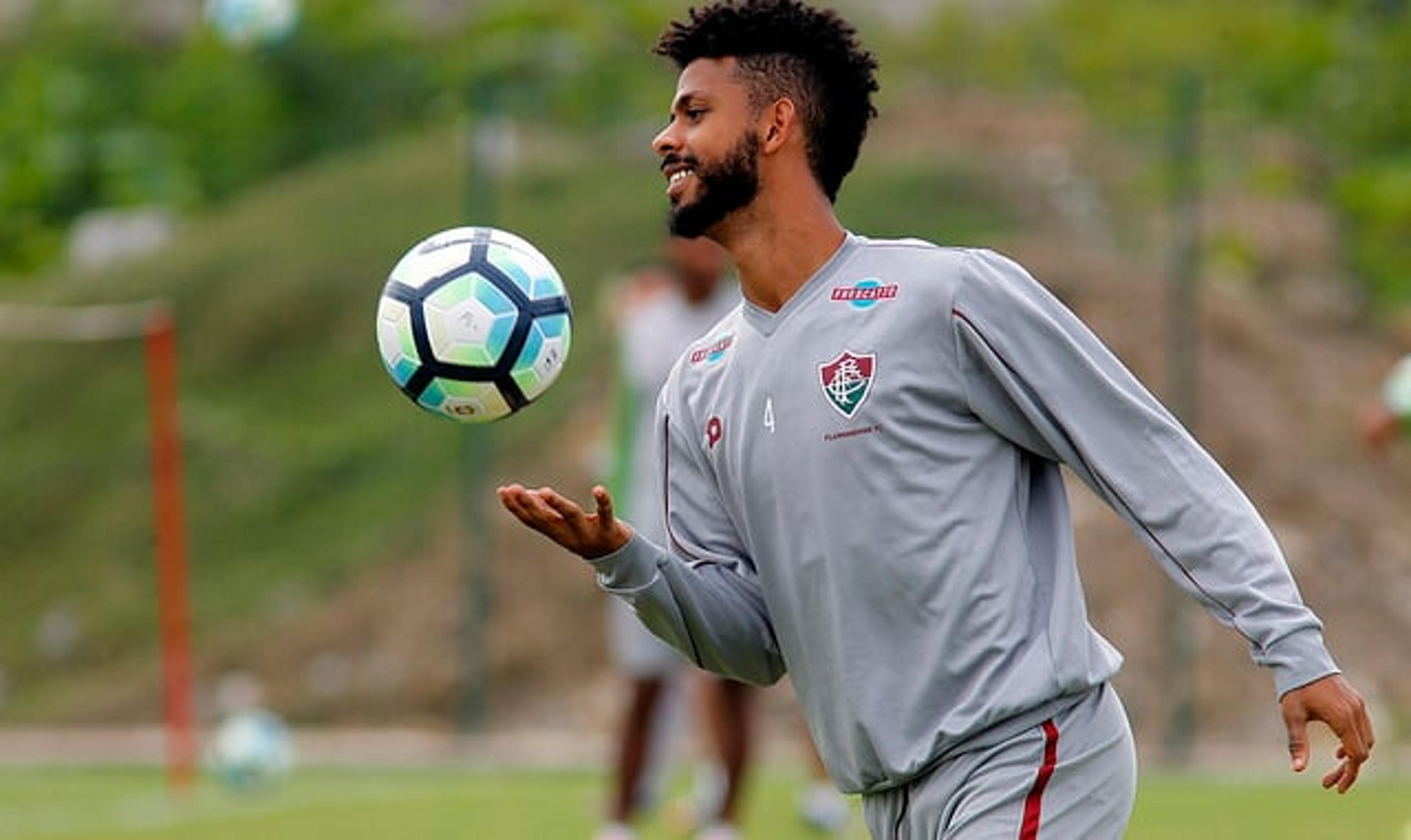 Corinthians espera por Castan, mas já mira zagueiro Renato Chaves