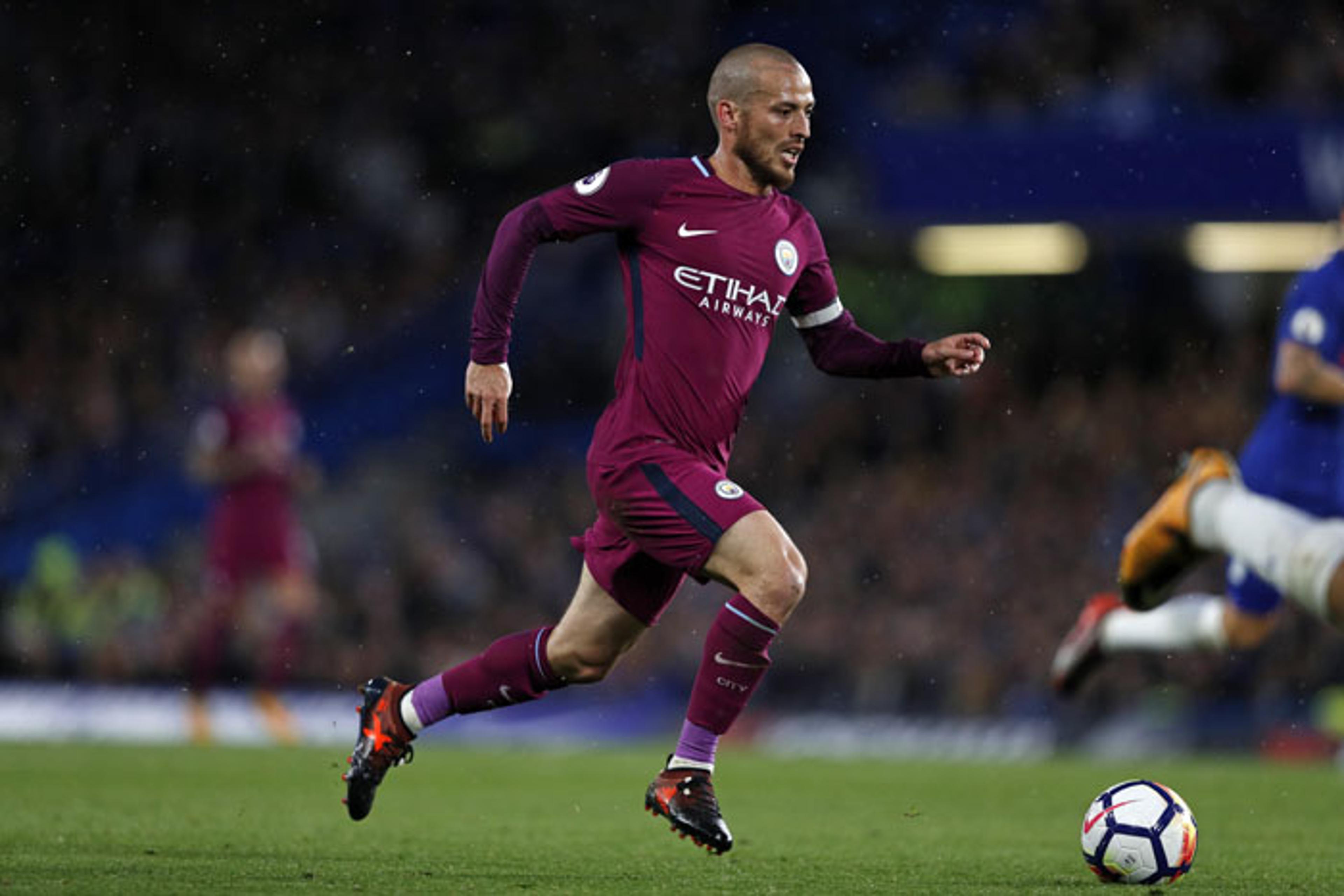 Em fim de contrato, David Silva negocia renovação com o City