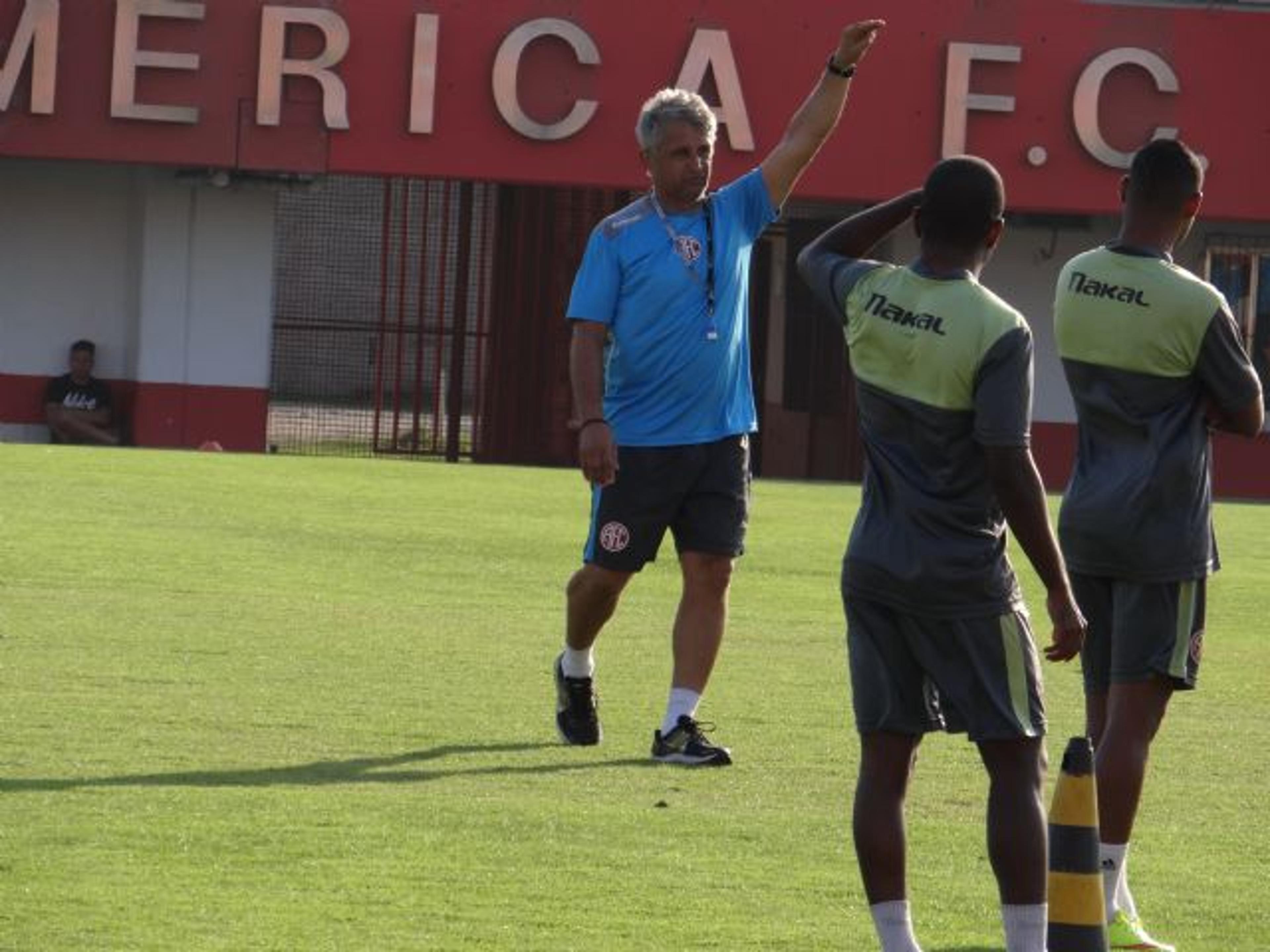 América acerta a permanência do técnico Lucho Nizzo