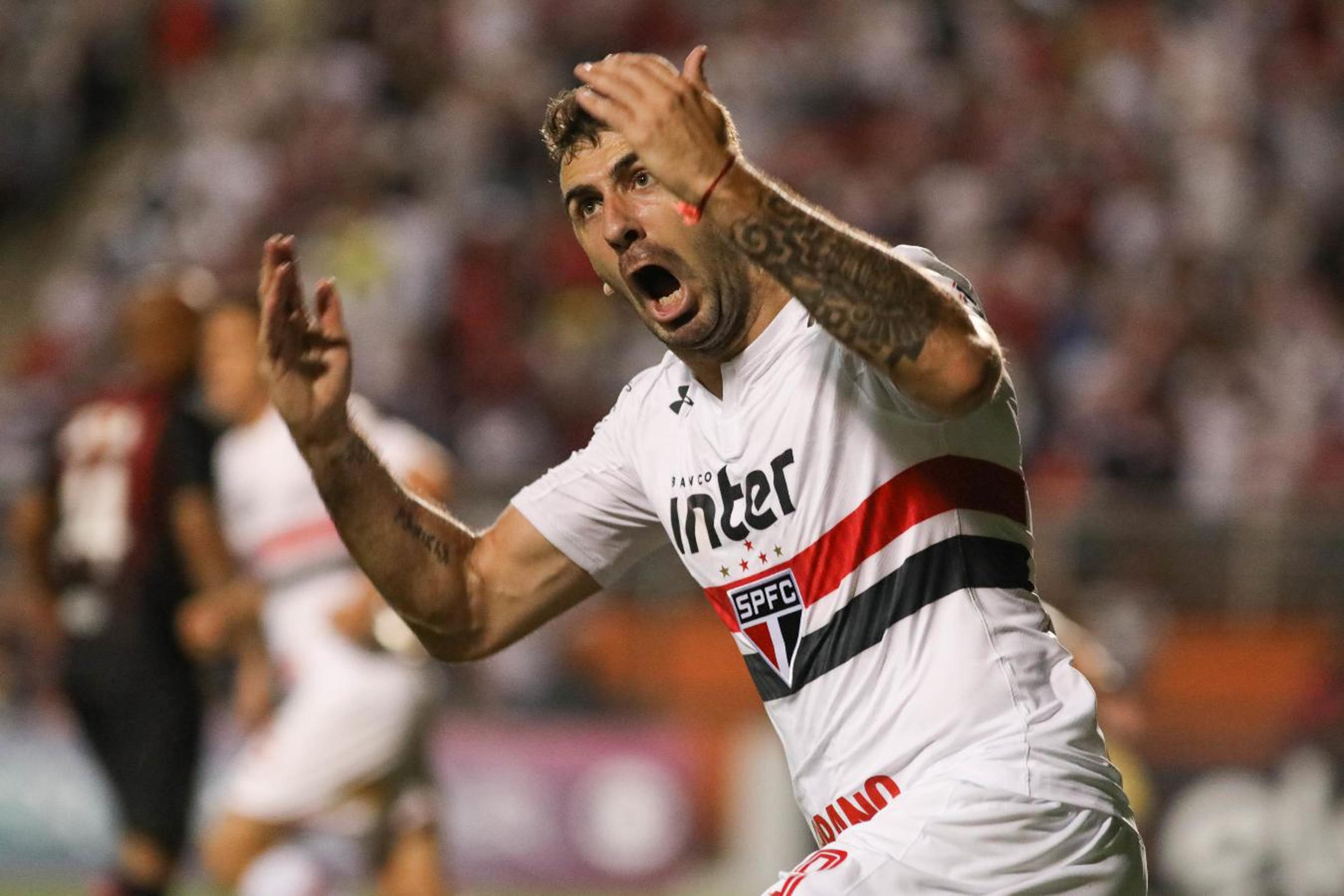 Em alta no Pacaembu, Pratto pega o Santos para fechar trinca de rivais