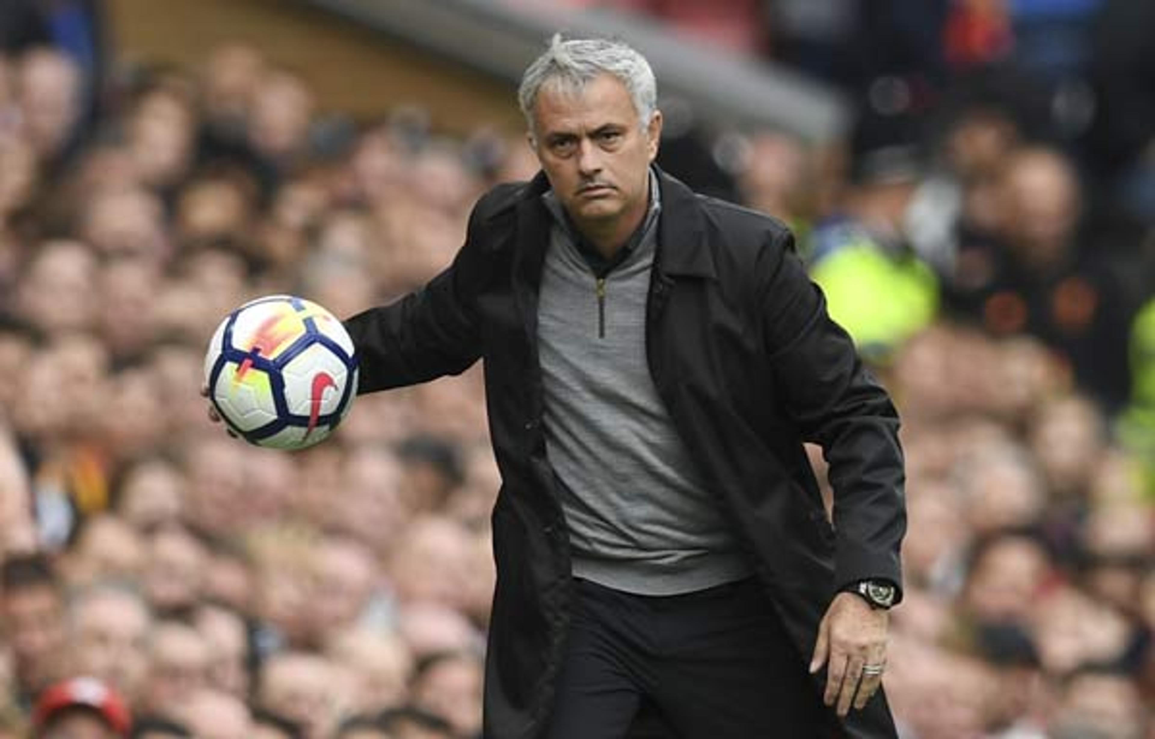 Mourinho cobra jogadores depois de empate e diz: ‘Decisões infantis’