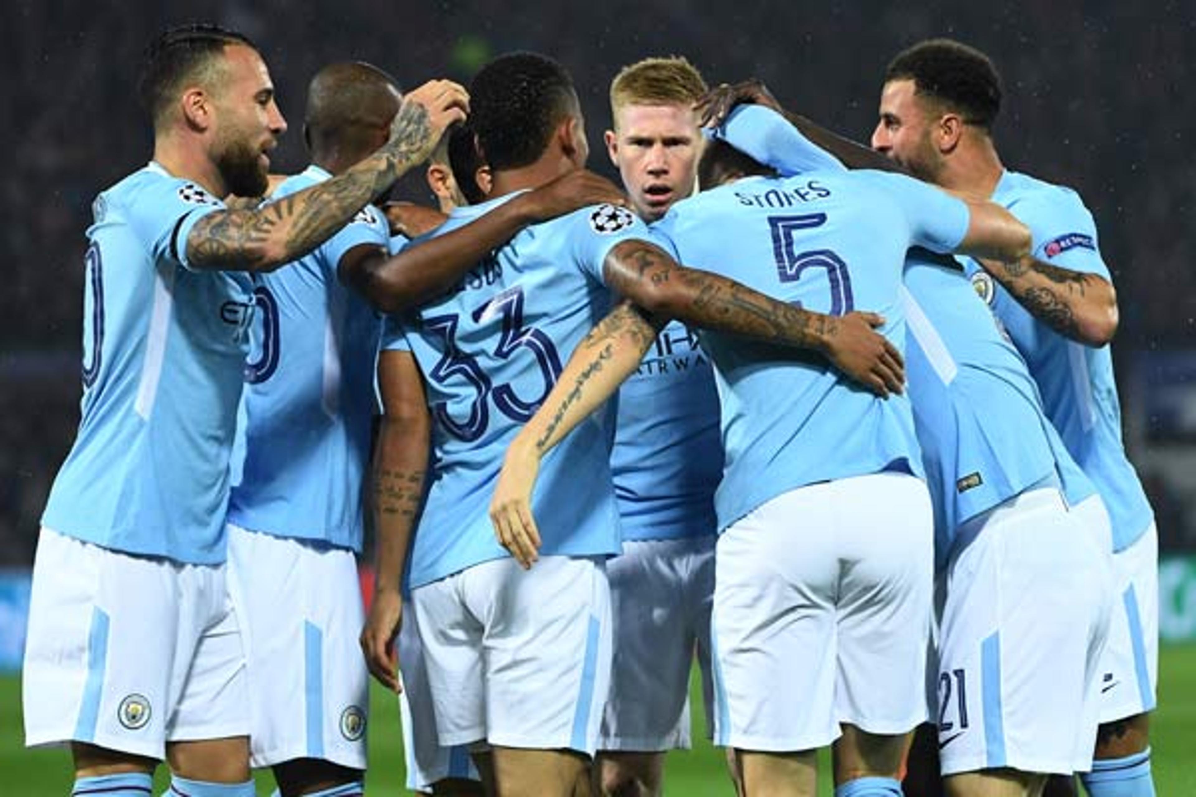 Manchester City defende a ponta contra o Burnley; United e Chelsea também jogam neste sábado