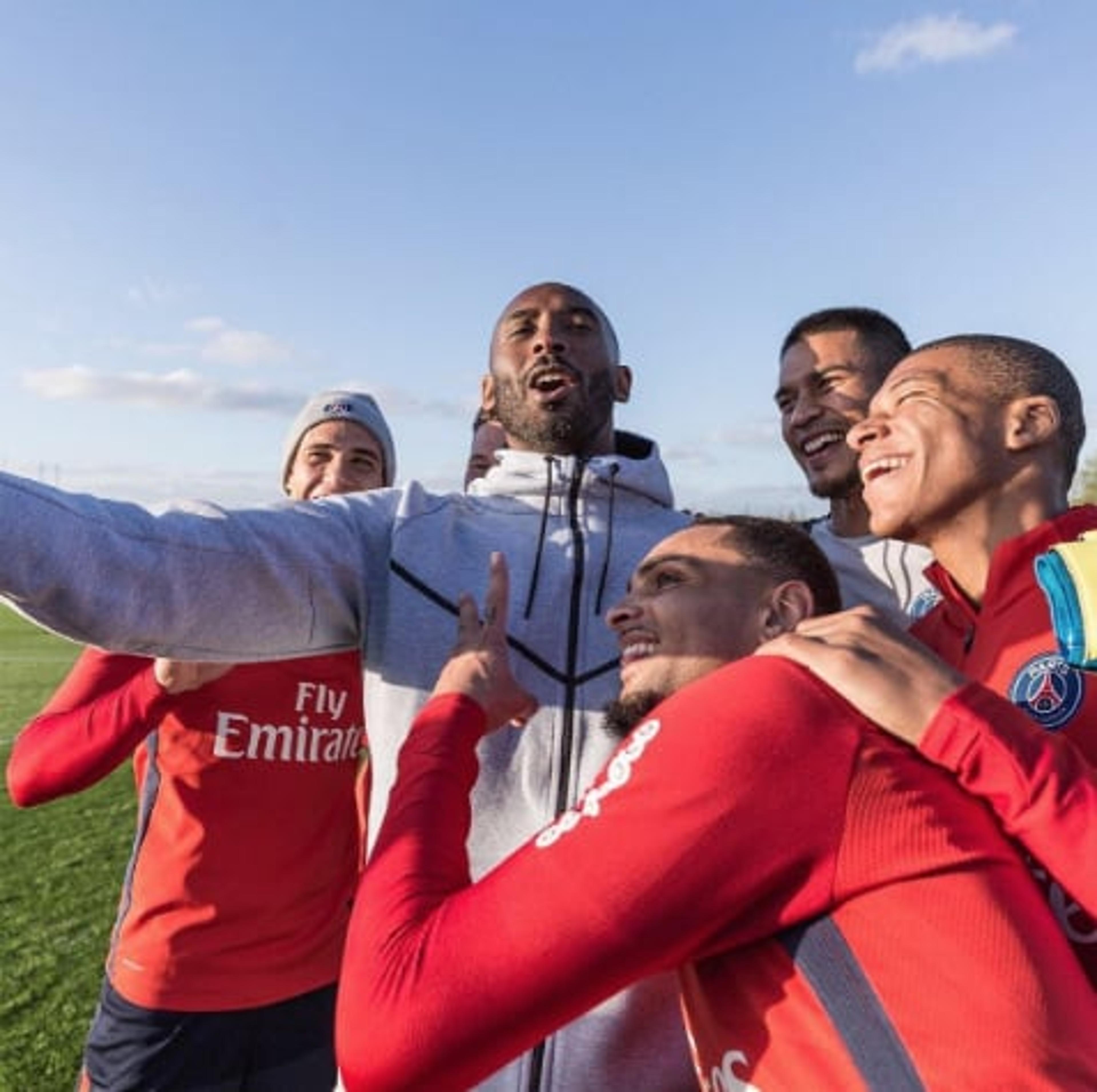 Kobe Bryant visita treino do PSG e bate bola com jogadores