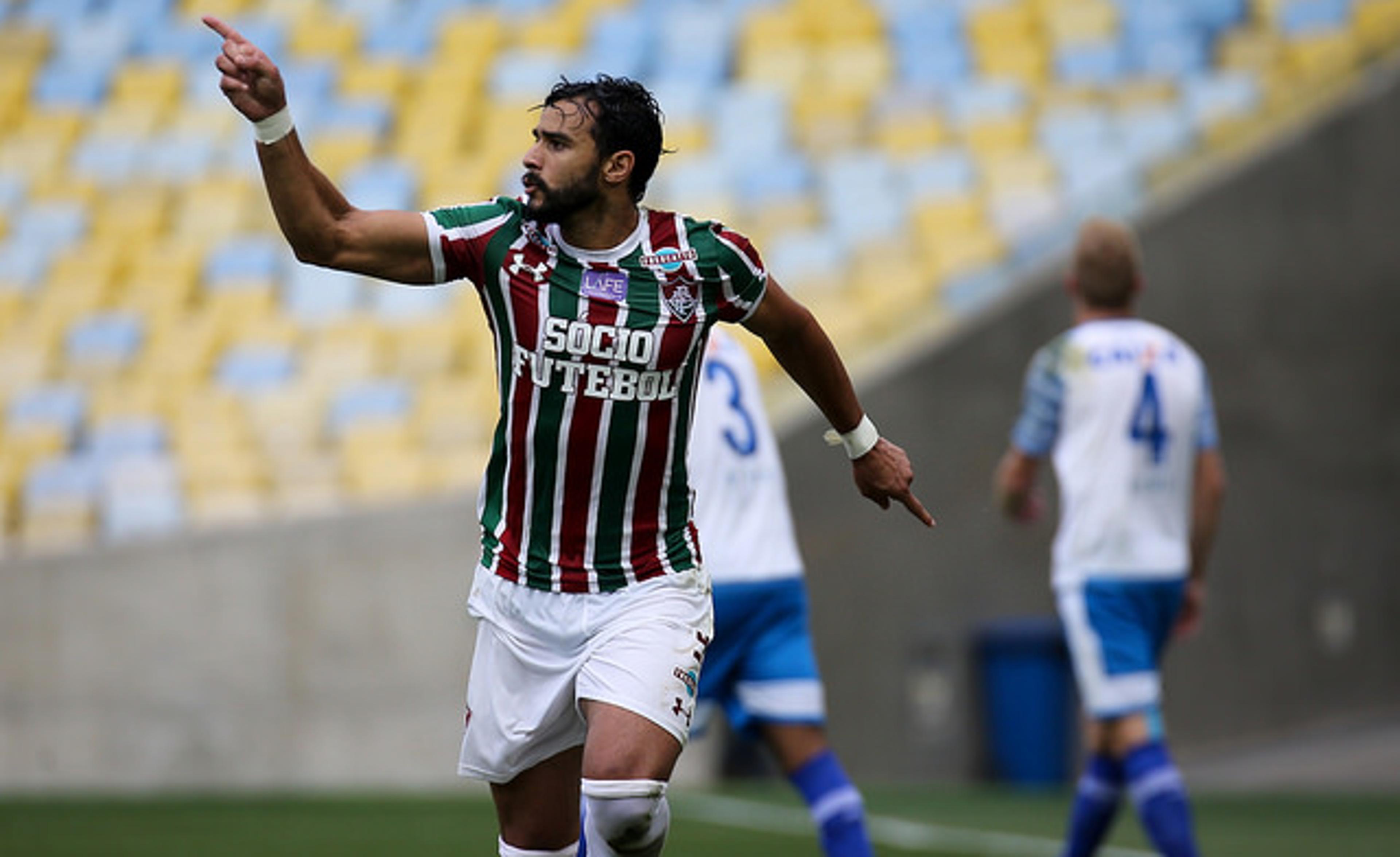 Corinthians faz proposta por Dourado e aguarda reunião com Fluminense