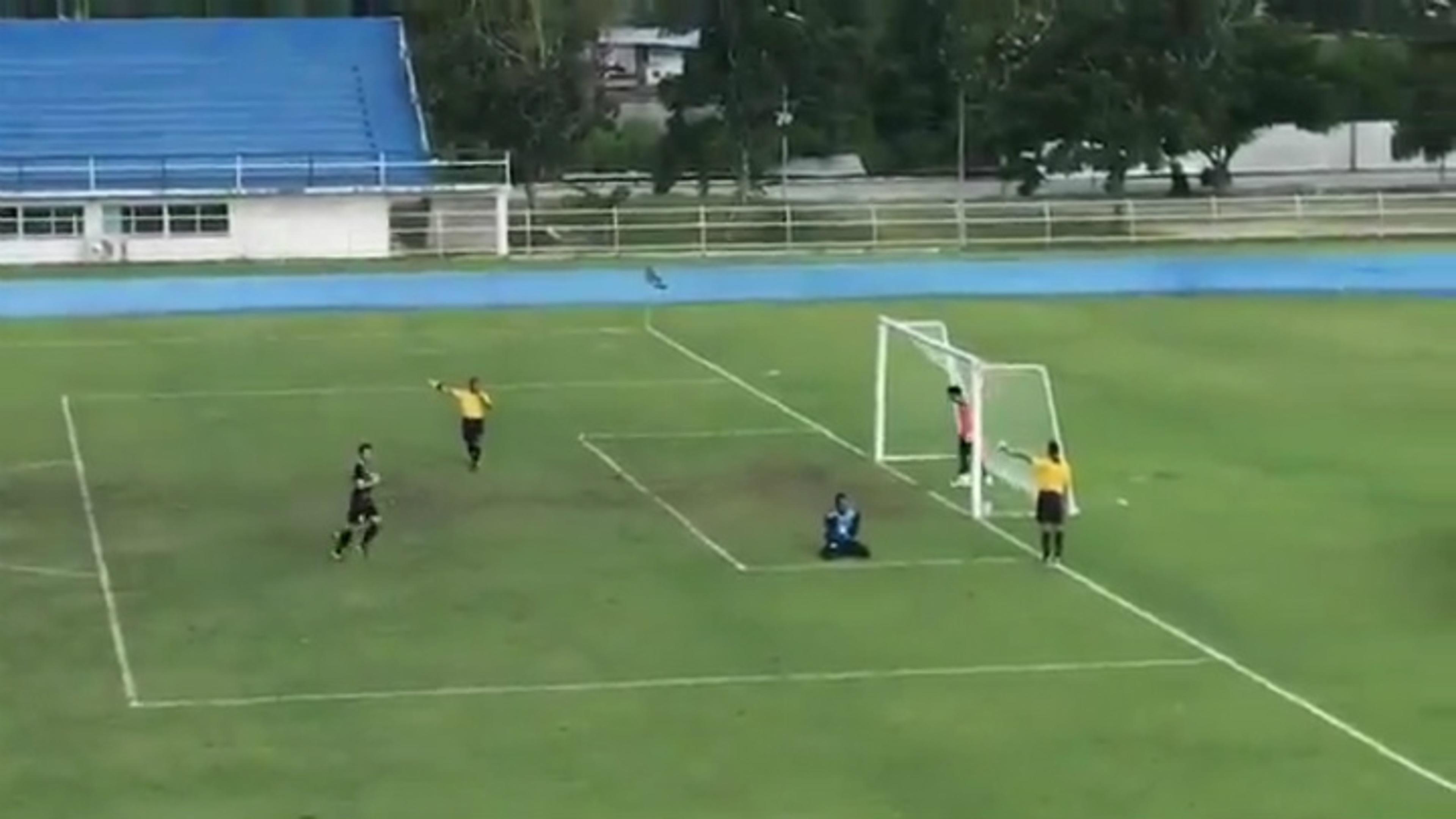 Goleiro comemora antes da hora e leva a pior na Tailândia; assista