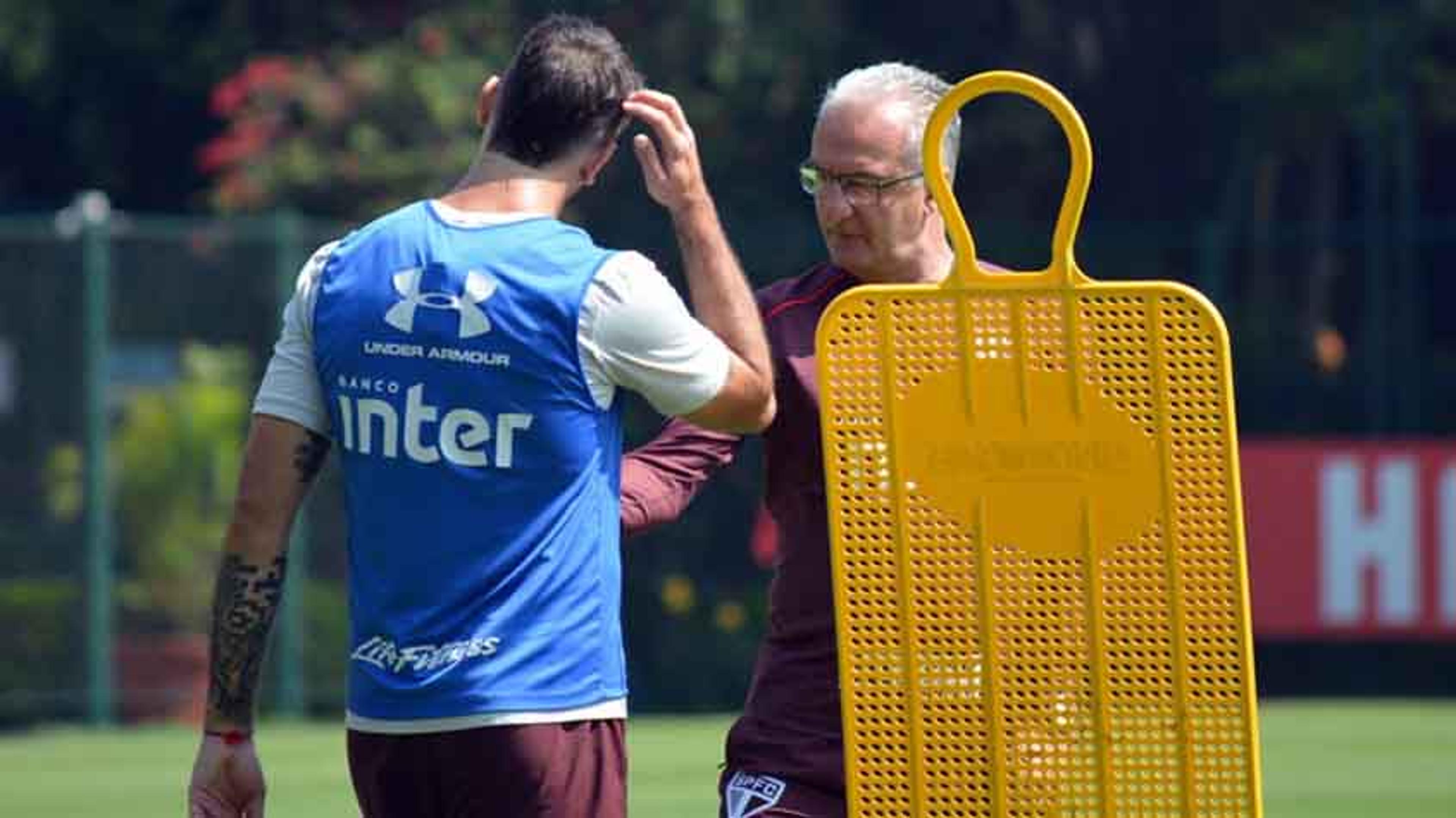 São Paulo treina jogadas ofensivas e posição da defesa para o clássico